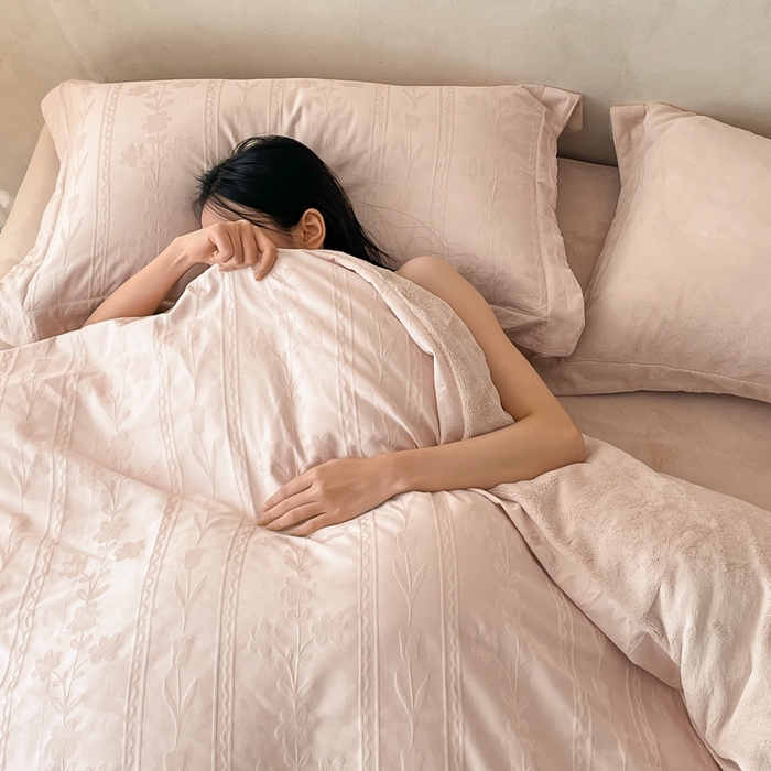 91家纺网 家纺一手货源 找家纺 （总）禾时 2025新款保暖舒适蚂蚁绒牛奶绒毛巾绣四件套