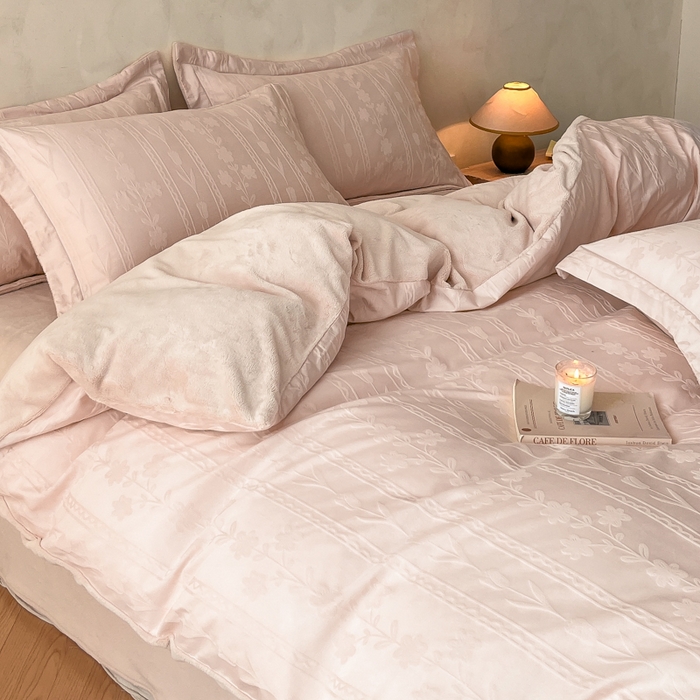 91家纺网 家纺一手货源 找家纺 禾时 2025新款全棉加厚立体提花加绒四件套 花屿-芭比粉（加绒款）