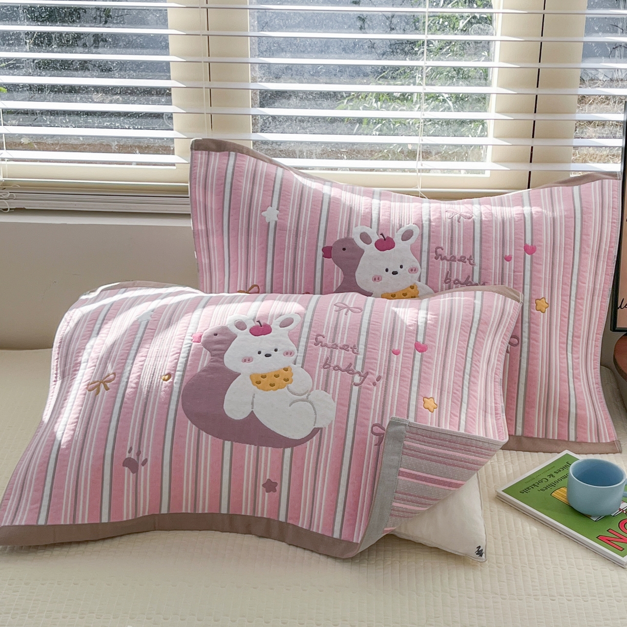 91家纺网 家纺一手货源 找家纺 美宜家 2026新款全棉细纱加厚萌系治愈风枕巾 萌萌兔一只