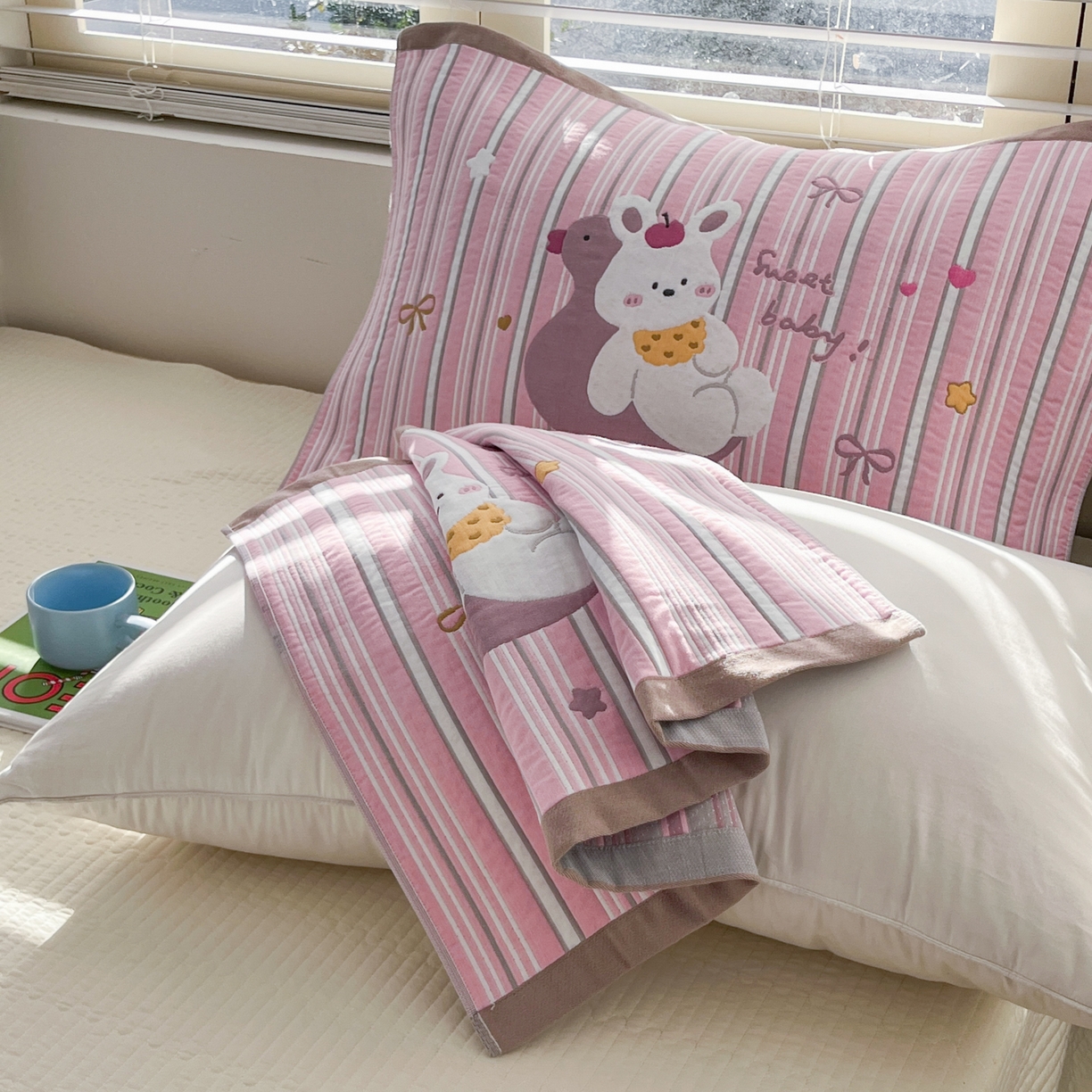 91家纺网 家纺一手货源 找家纺 美宜家 2026新款全棉细纱加厚萌系治愈风枕巾 萌萌兔一只