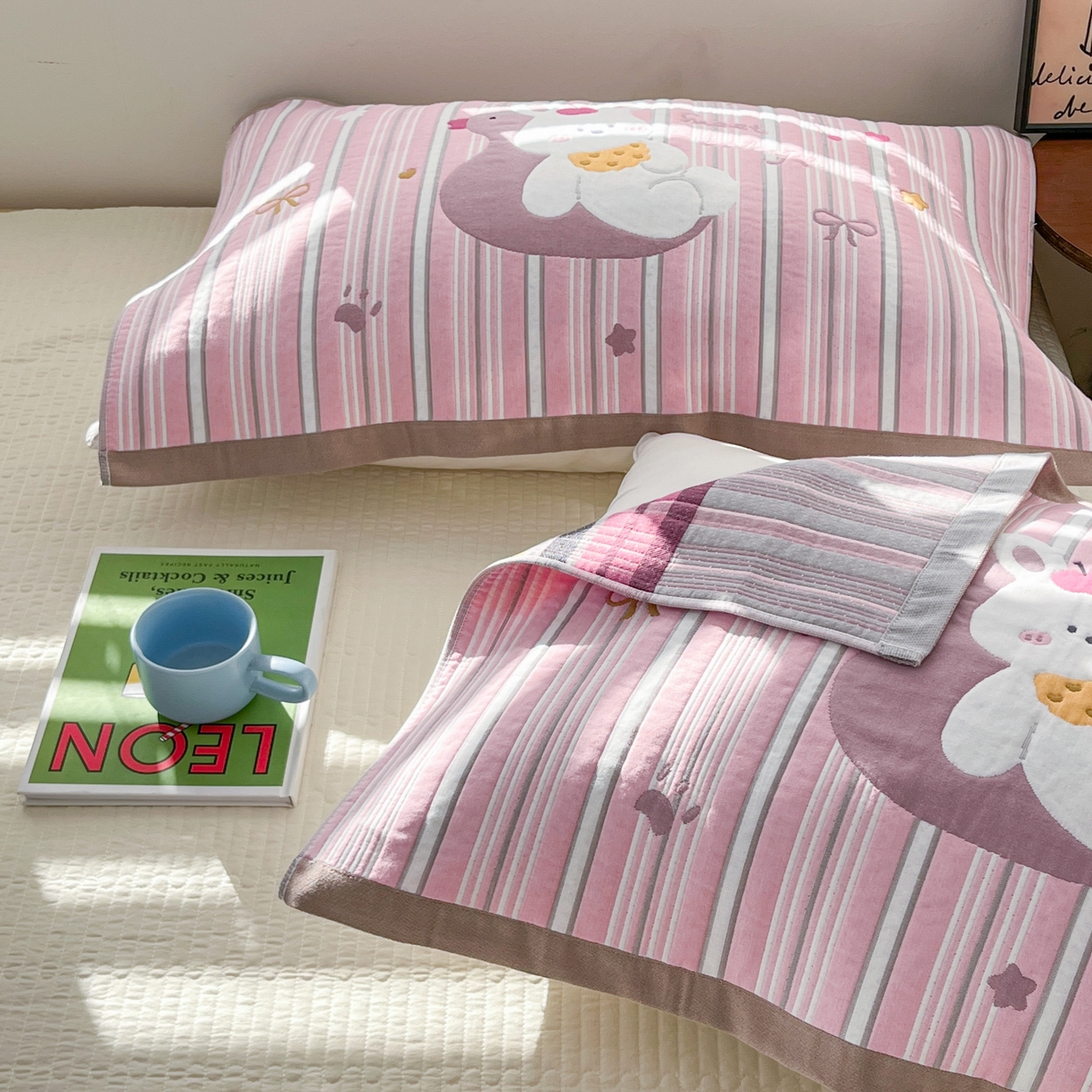 91家纺网 家纺一手货源 找家纺 美宜家 2026新款全棉细纱加厚萌系治愈风枕巾 萌萌兔一只