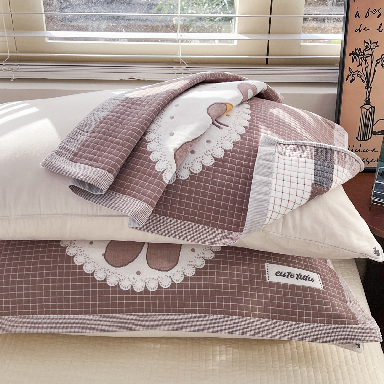 91家纺网 家纺一手货源 找家纺 美宜家 2026新款全棉细纱加厚萌系治愈风枕巾 绅士熊一只