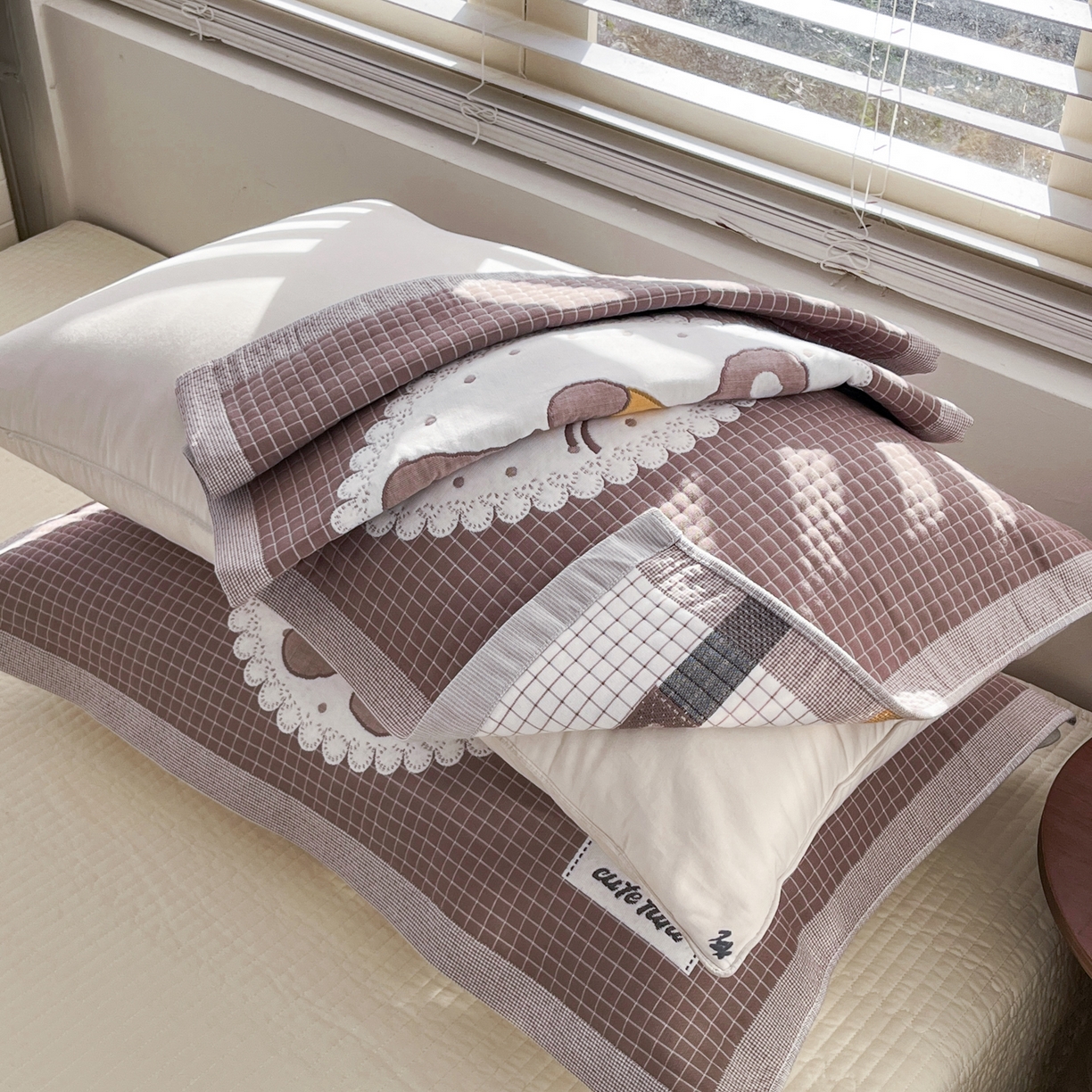 91家纺网 家纺一手货源 找家纺 美宜家 2026新款全棉细纱加厚萌系治愈风枕巾 绅士熊一只