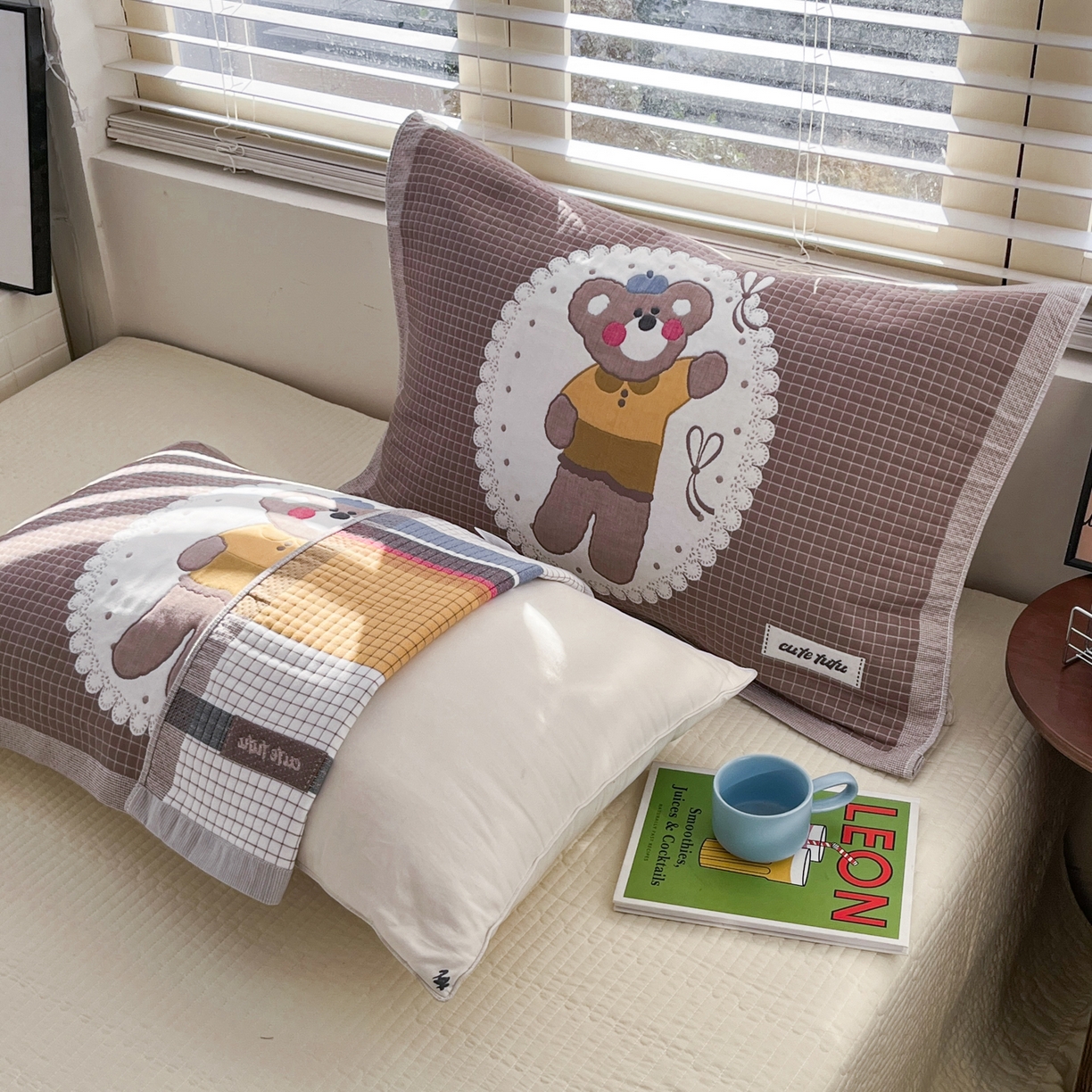 91家纺网 家纺一手货源 找家纺 美宜家 2026新款全棉细纱加厚萌系治愈风枕巾 绅士熊一只