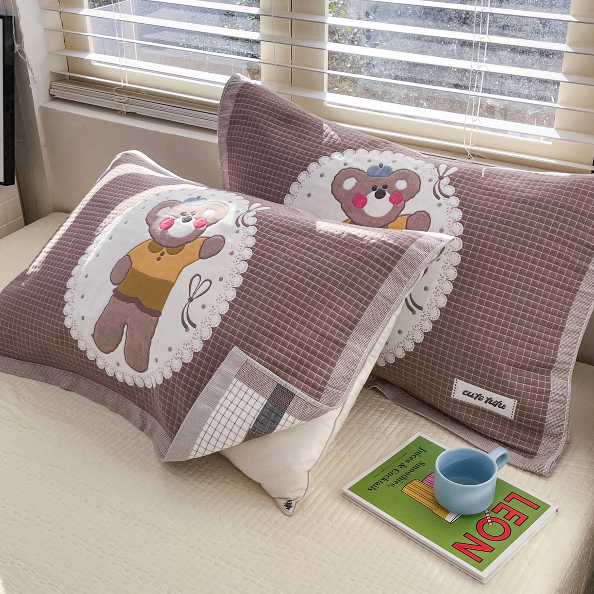 91家纺网 家纺一手货源 找家纺 美宜家 2026新款全棉细纱加厚萌系治愈风枕巾 绅士熊一只