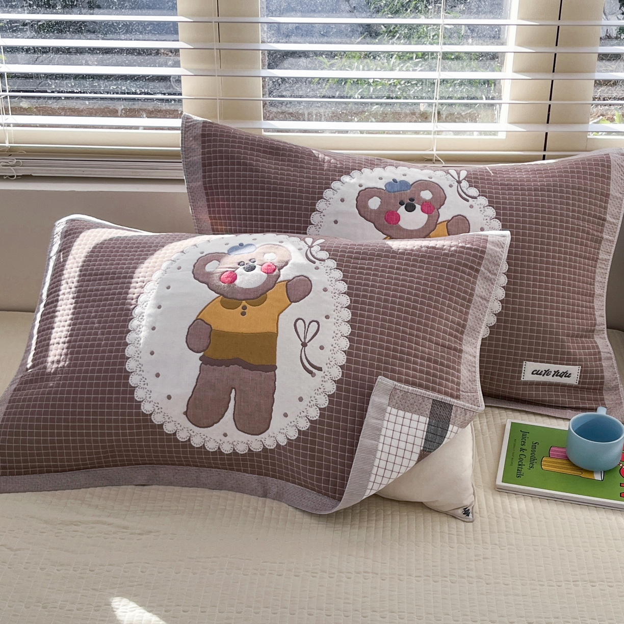 91家纺网 家纺一手货源 找家纺 美宜家 2026新款全棉细纱加厚萌系治愈风枕巾 绅士熊一只