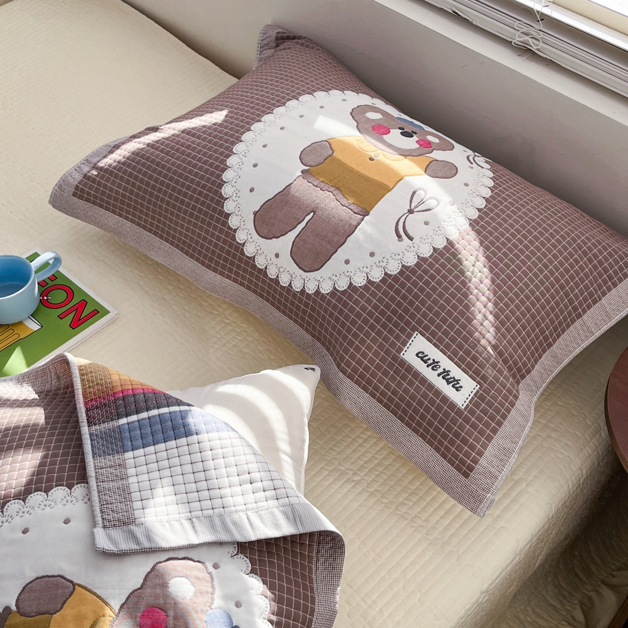 91家纺网 家纺一手货源 找家纺 美宜家 2026新款全棉细纱加厚萌系治愈风枕巾 绅士熊一只