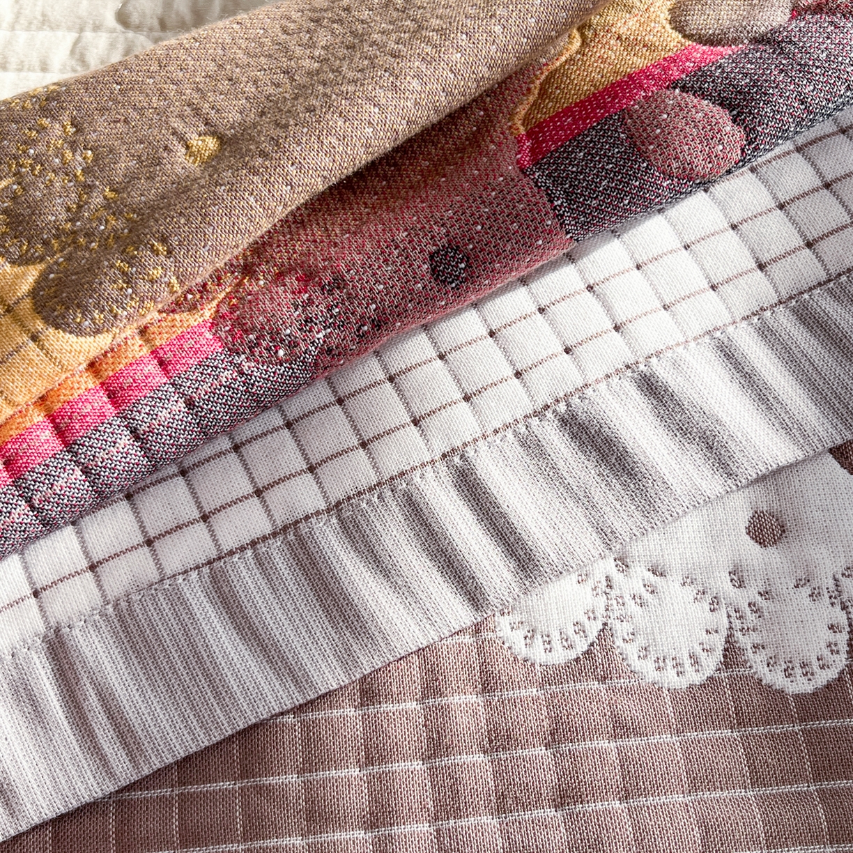 91家纺网 家纺一手货源 找家纺 美宜家 2026新款全棉细纱加厚萌系治愈风枕巾 绅士熊一只