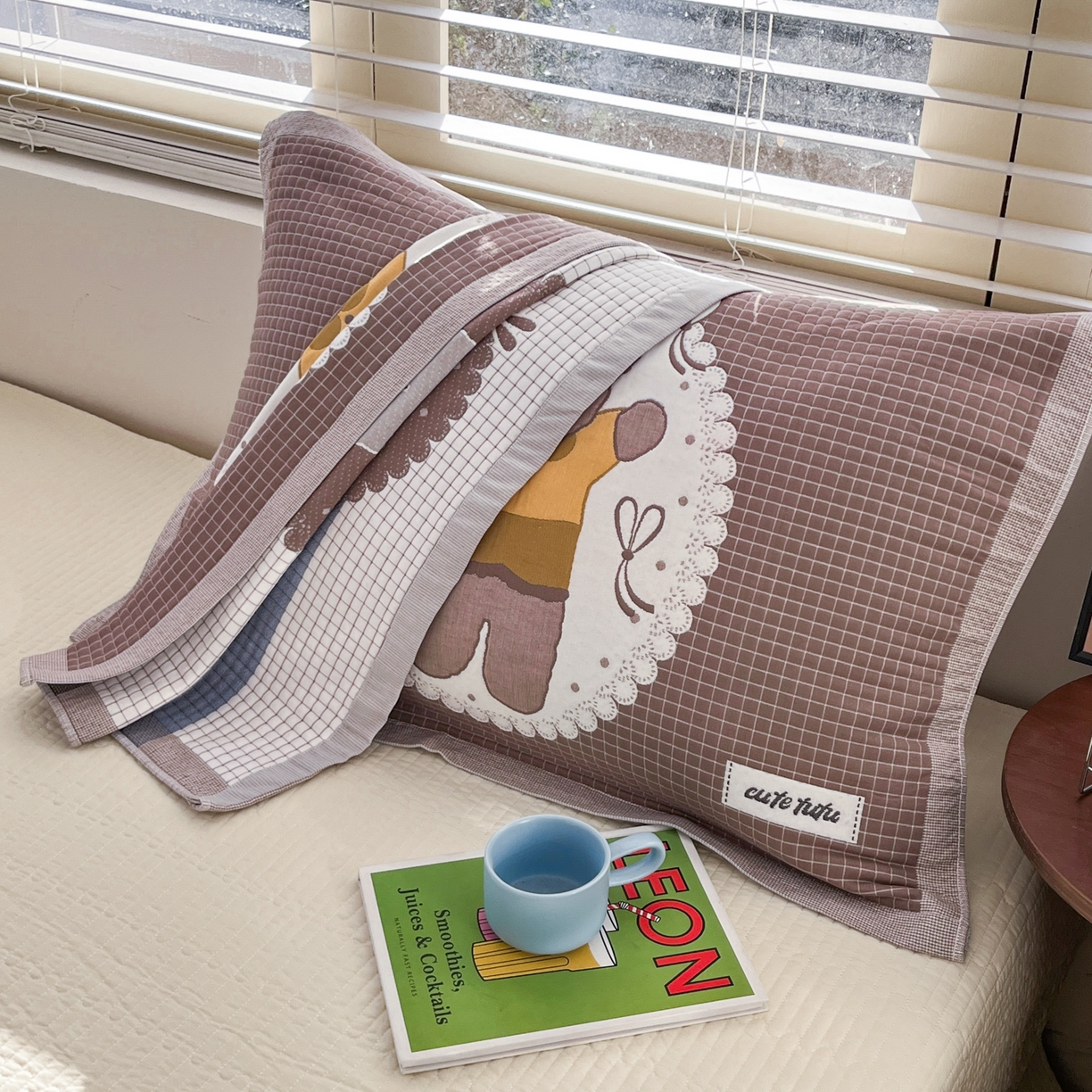 91家纺网 家纺一手货源 找家纺 美宜家 2026新款全棉细纱加厚萌系治愈风枕巾 绅士熊一只