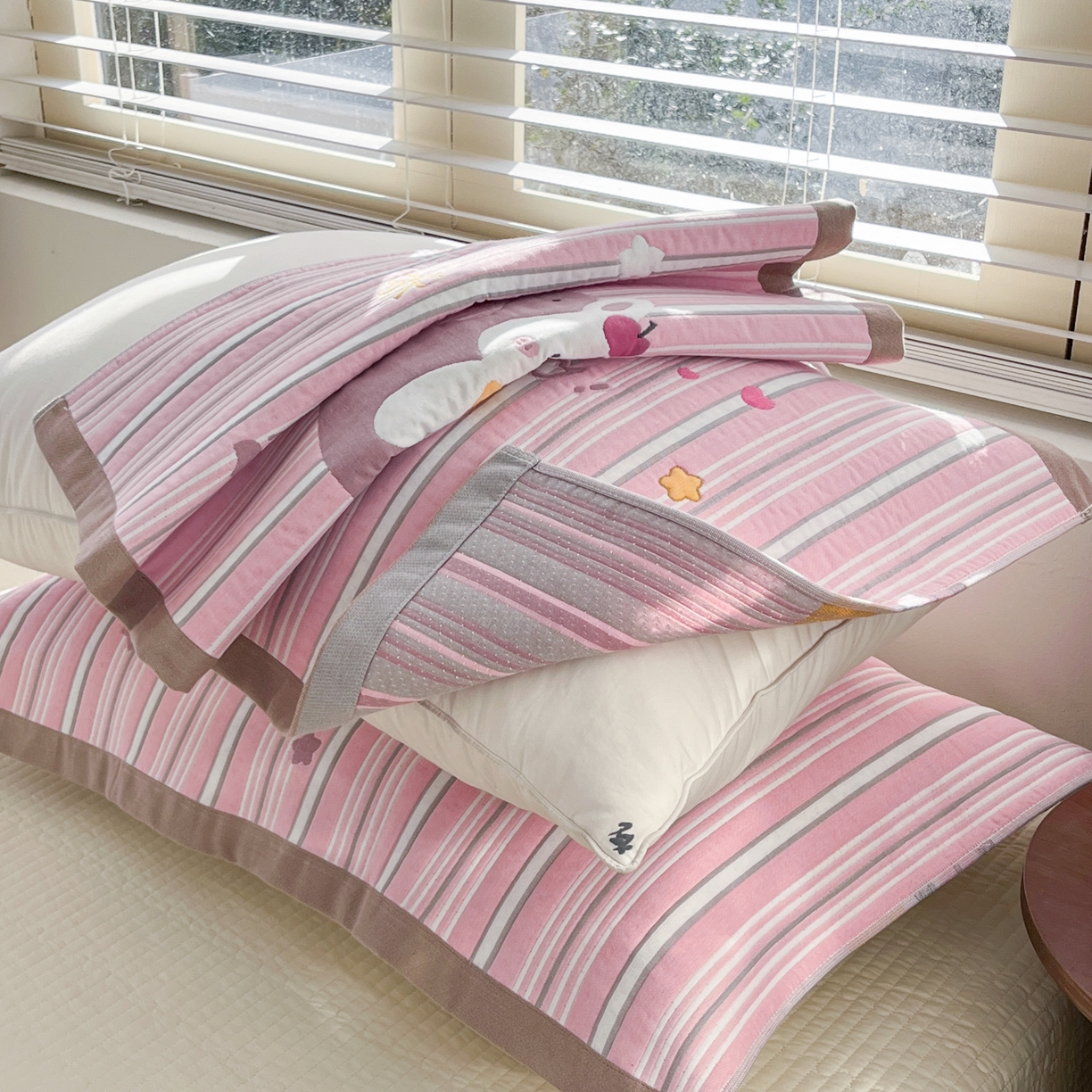 91家纺网 家纺一手货源 找家纺 美宜家 2026新款全棉细纱加厚萌系治愈风枕巾 萌萌兔一对