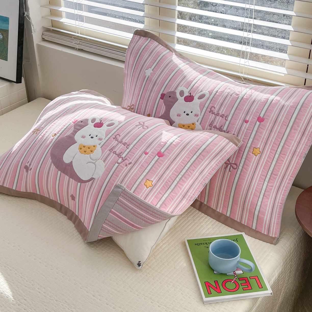 91家纺网 家纺一手货源 找家纺 美宜家 2026新款全棉细纱加厚萌系治愈风枕巾 萌萌兔一对