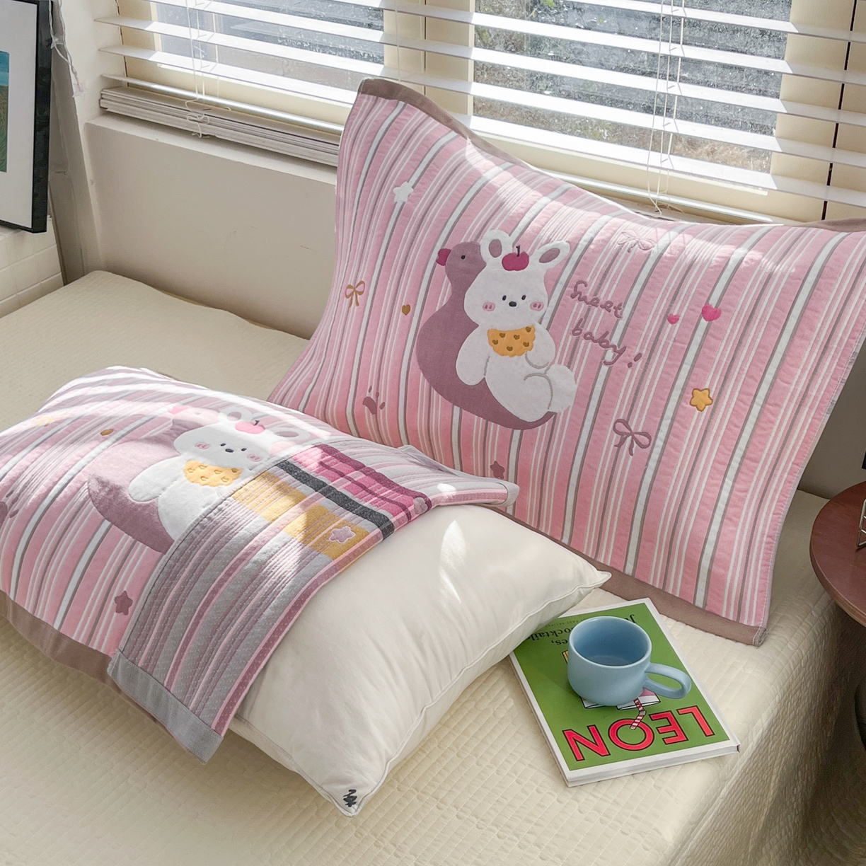 91家纺网 家纺一手货源 找家纺 美宜家 2026新款全棉细纱加厚萌系治愈风枕巾 萌萌兔一对