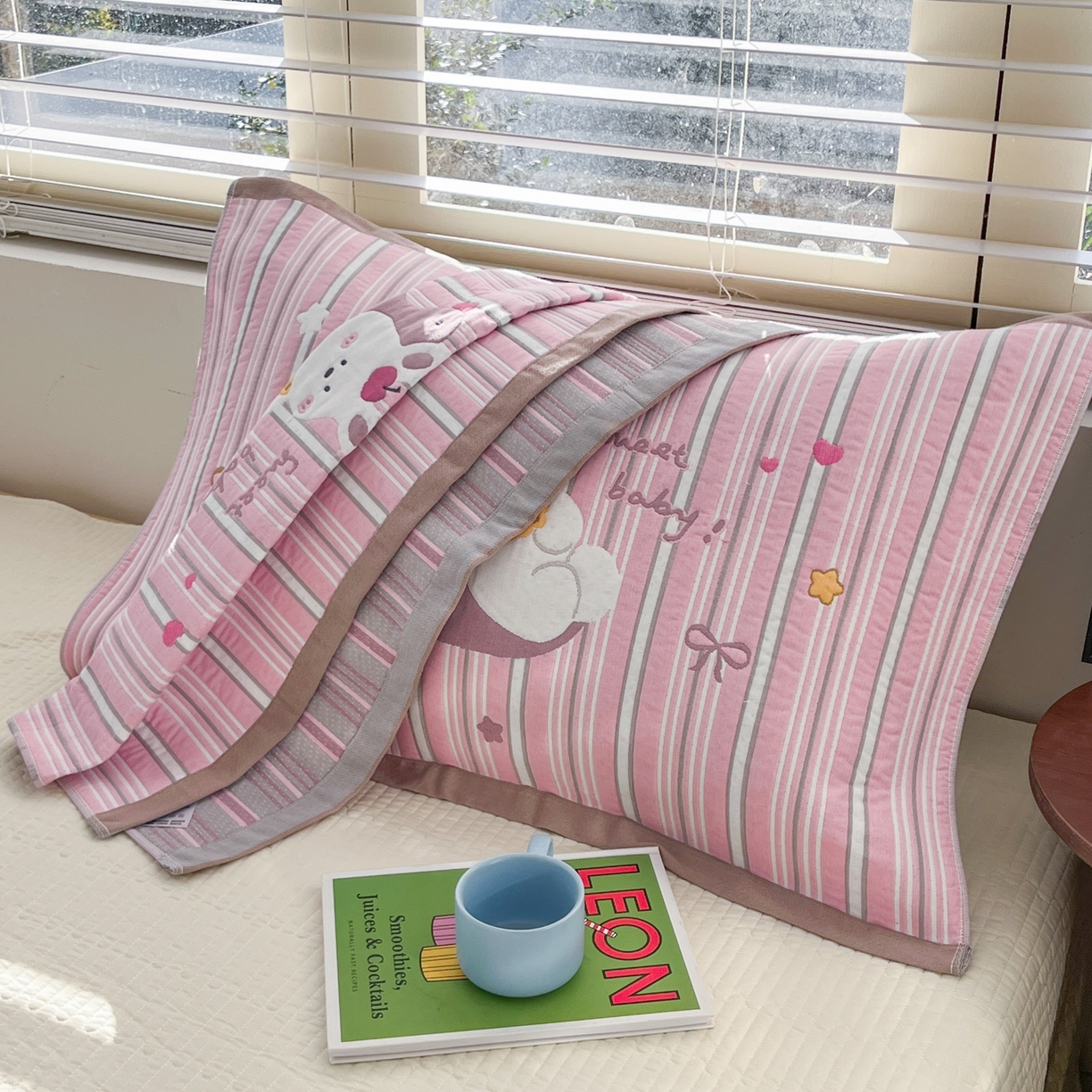 91家纺网 家纺一手货源 找家纺 美宜家 2026新款全棉细纱加厚萌系治愈风枕巾 萌萌兔一对