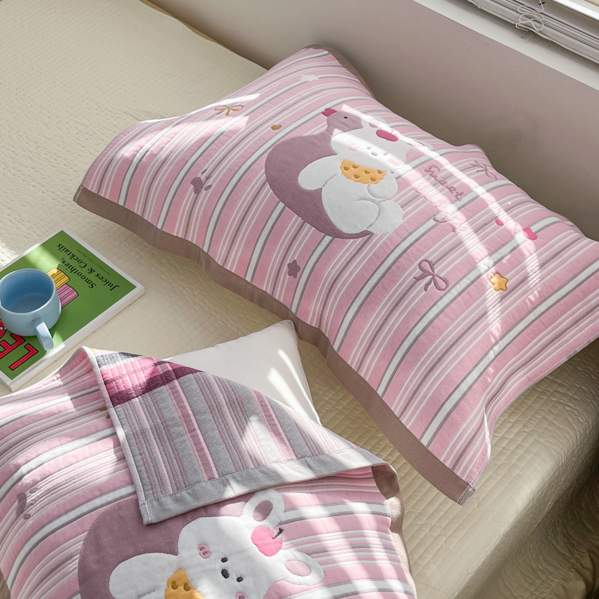 91家纺网 家纺一手货源 找家纺 美宜家 2026新款全棉细纱加厚萌系治愈风枕巾 萌萌兔一对