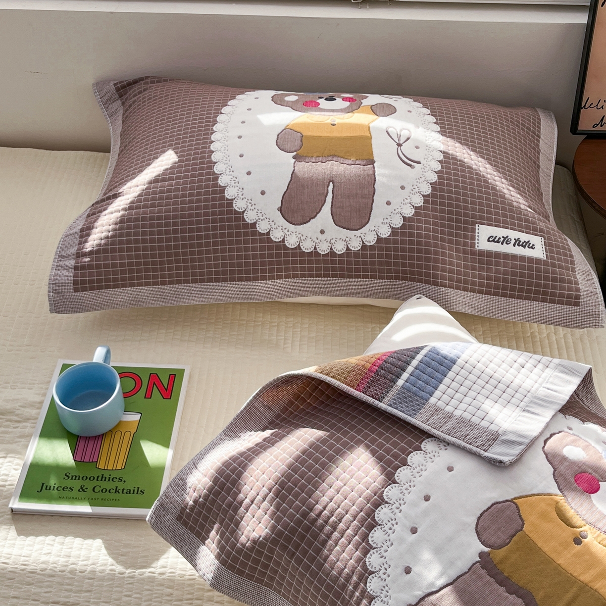 91家纺网 家纺一手货源 找家纺 美宜家 2026新款全棉细纱加厚萌系治愈风枕巾 绅士熊一对