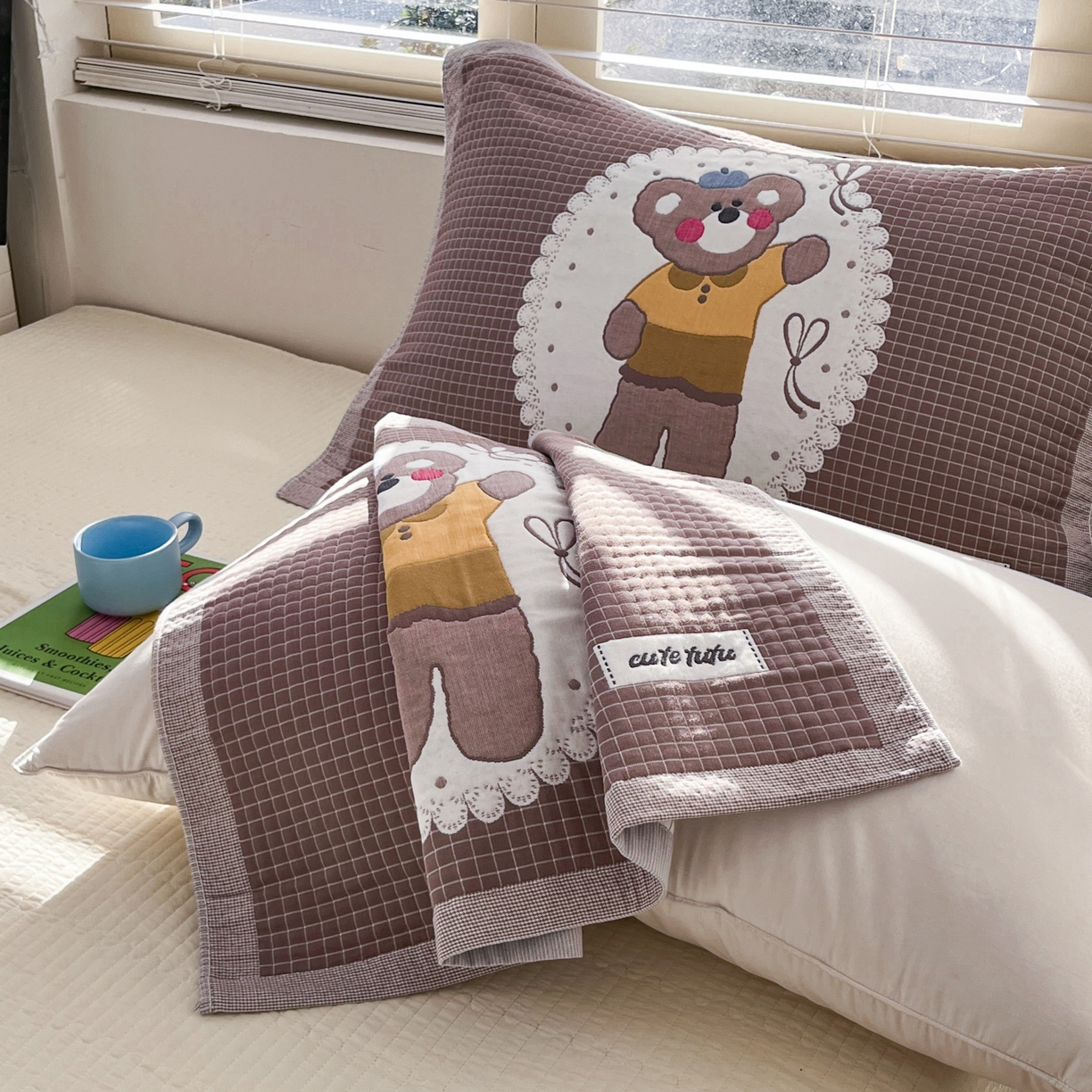 91家纺网 家纺一手货源 找家纺 美宜家 2026新款全棉细纱加厚萌系治愈风枕巾 绅士熊一对