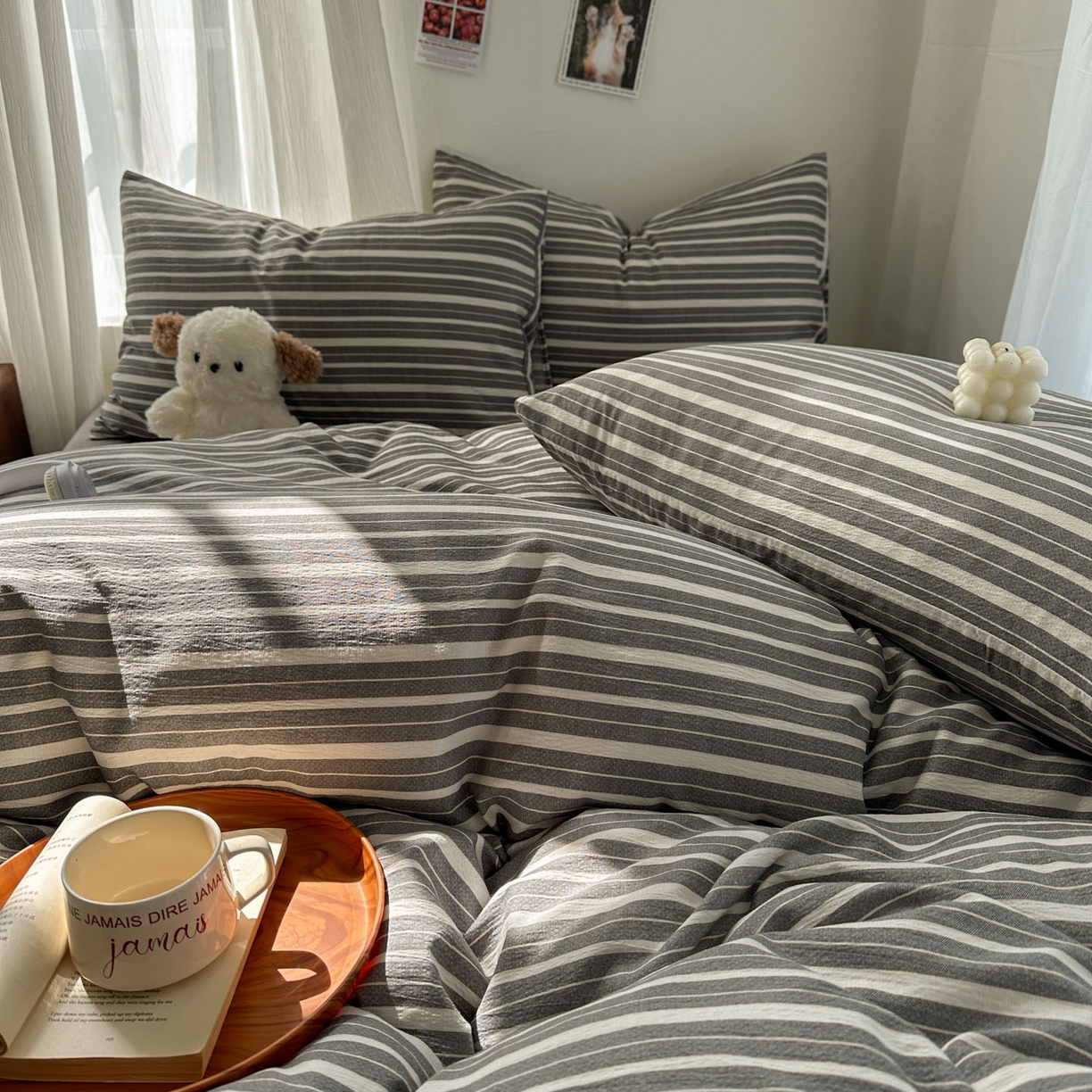 91家纺网 家纺一手货源 找家纺 思诺羽床笠 2026新款亲肤云朵双层纱无印风水洗棉三件套四件套 灰白条