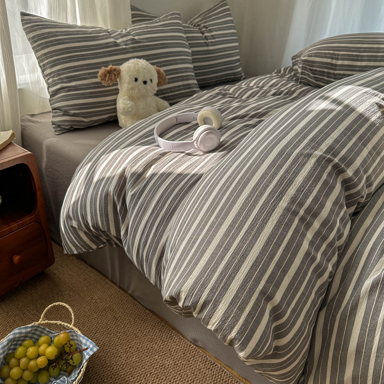 91家纺网 家纺一手货源 找家纺 思诺羽床笠 2026新款亲肤云朵双层纱无印风水洗棉三件套四件套 灰白条