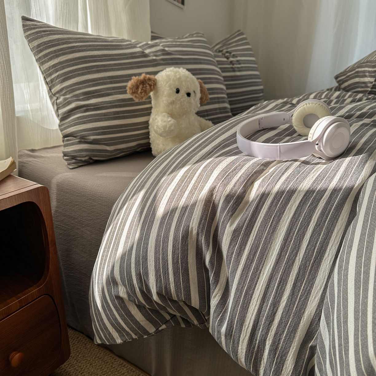 91家纺网 家纺一手货源 找家纺 思诺羽床笠 2026新款亲肤云朵双层纱无印风水洗棉三件套四件套 灰白条