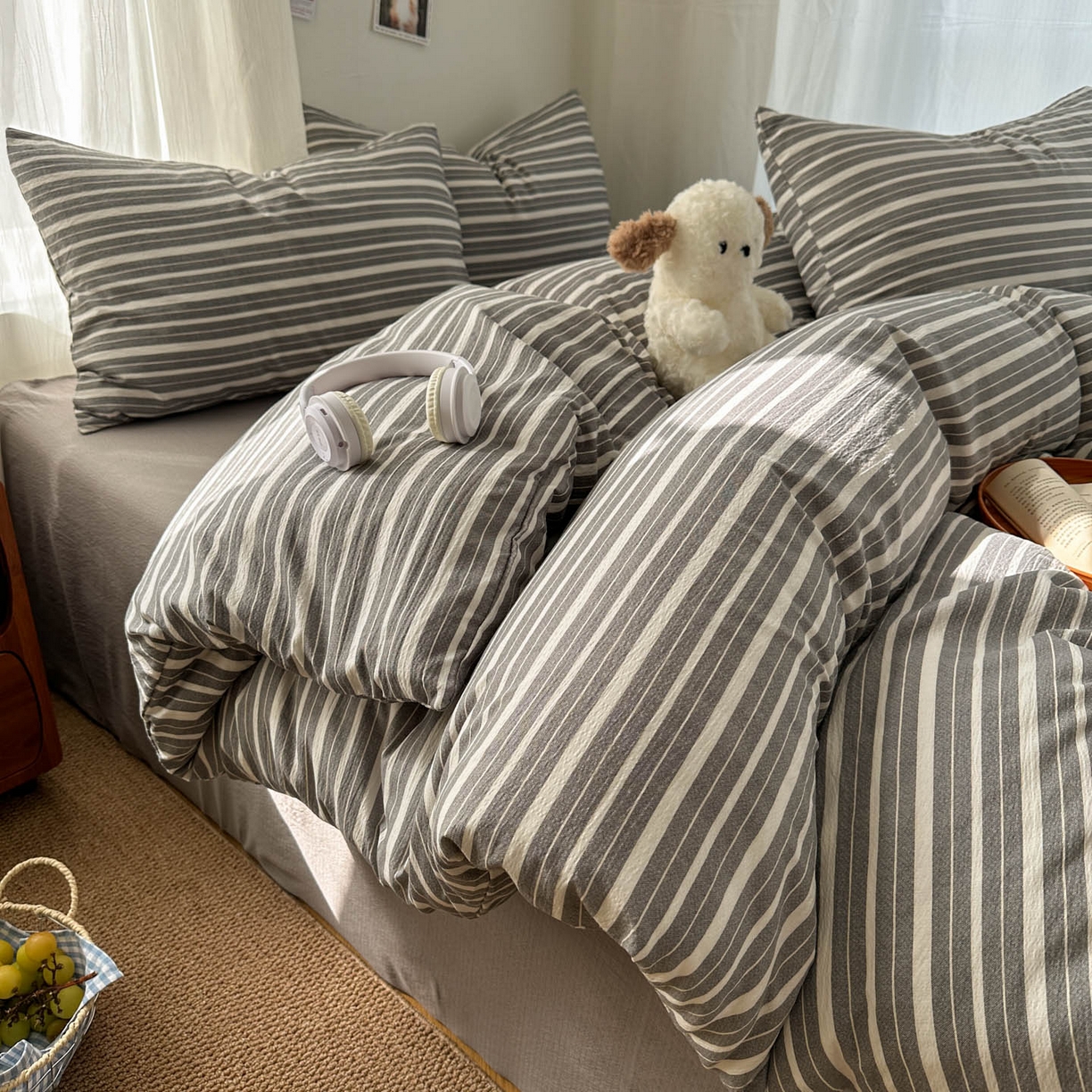 91家纺网 家纺一手货源 找家纺 思诺羽床笠 2026新款亲肤云朵双层纱无印风水洗棉三件套四件套 灰白条