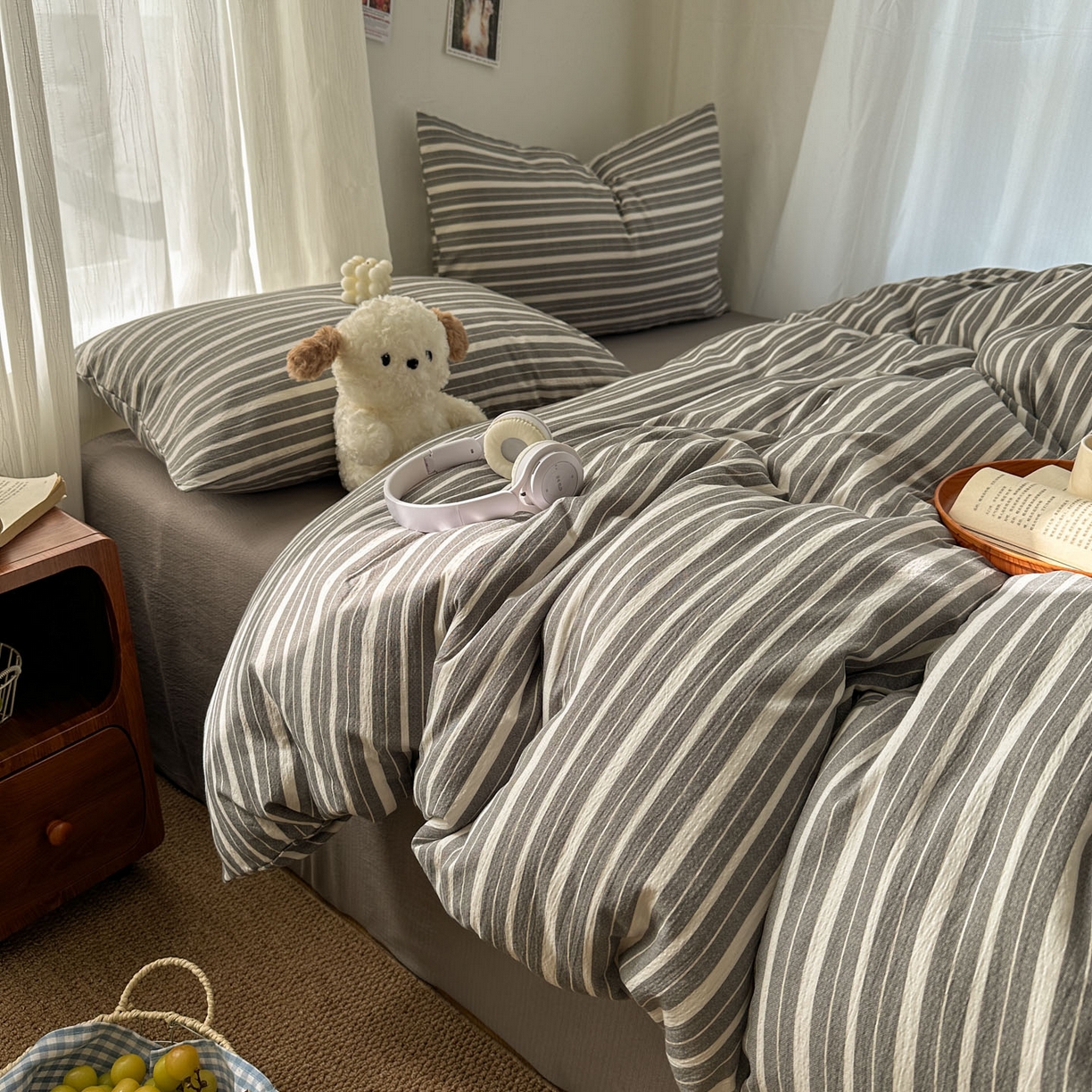 91家纺网 家纺一手货源 找家纺 思诺羽床笠 2026新款亲肤云朵双层纱无印风水洗棉三件套四件套 灰白条