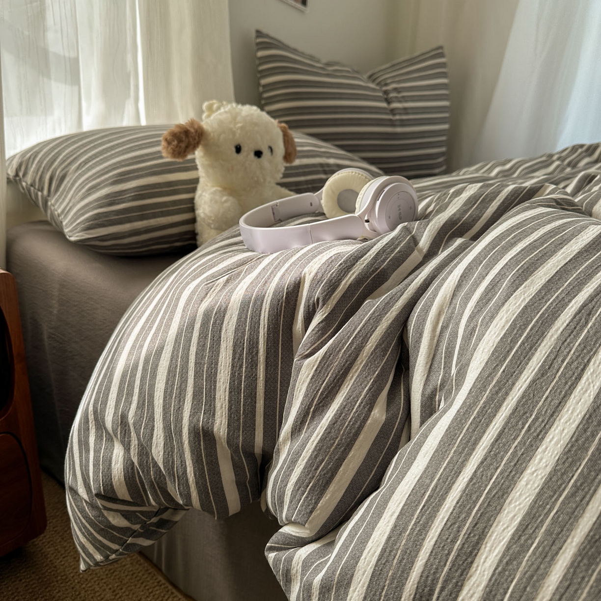 91家纺网 家纺一手货源 找家纺 思诺羽床笠 2026新款亲肤云朵双层纱无印风水洗棉三件套四件套 灰白条