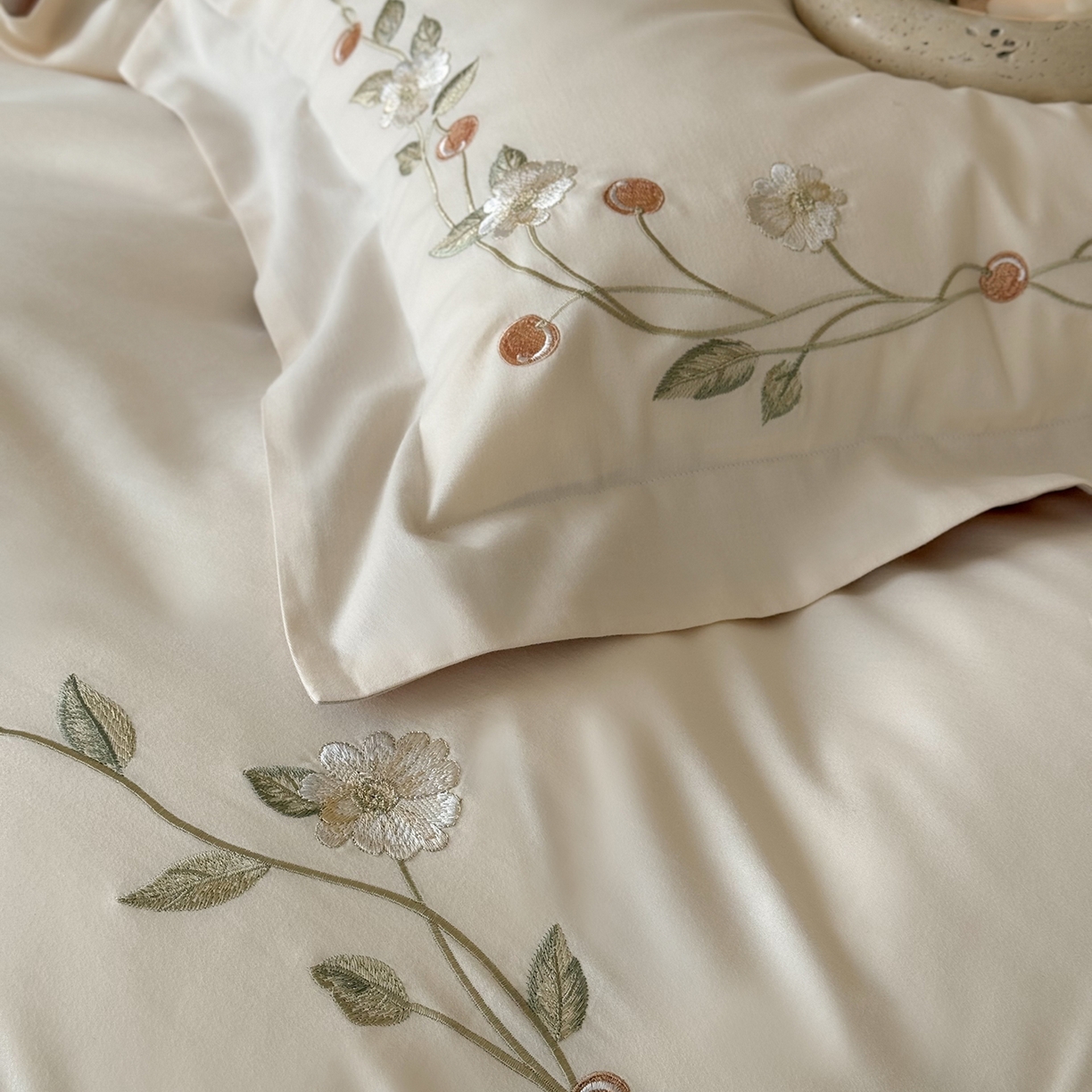 91家纺网 家纺一手货源 找家纺 佳汐蓝家纺 2025新款百支暖绒新疆长绒棉四件套--蔓语樱梦（券后控价338） 蔓语樱梦-奶芙