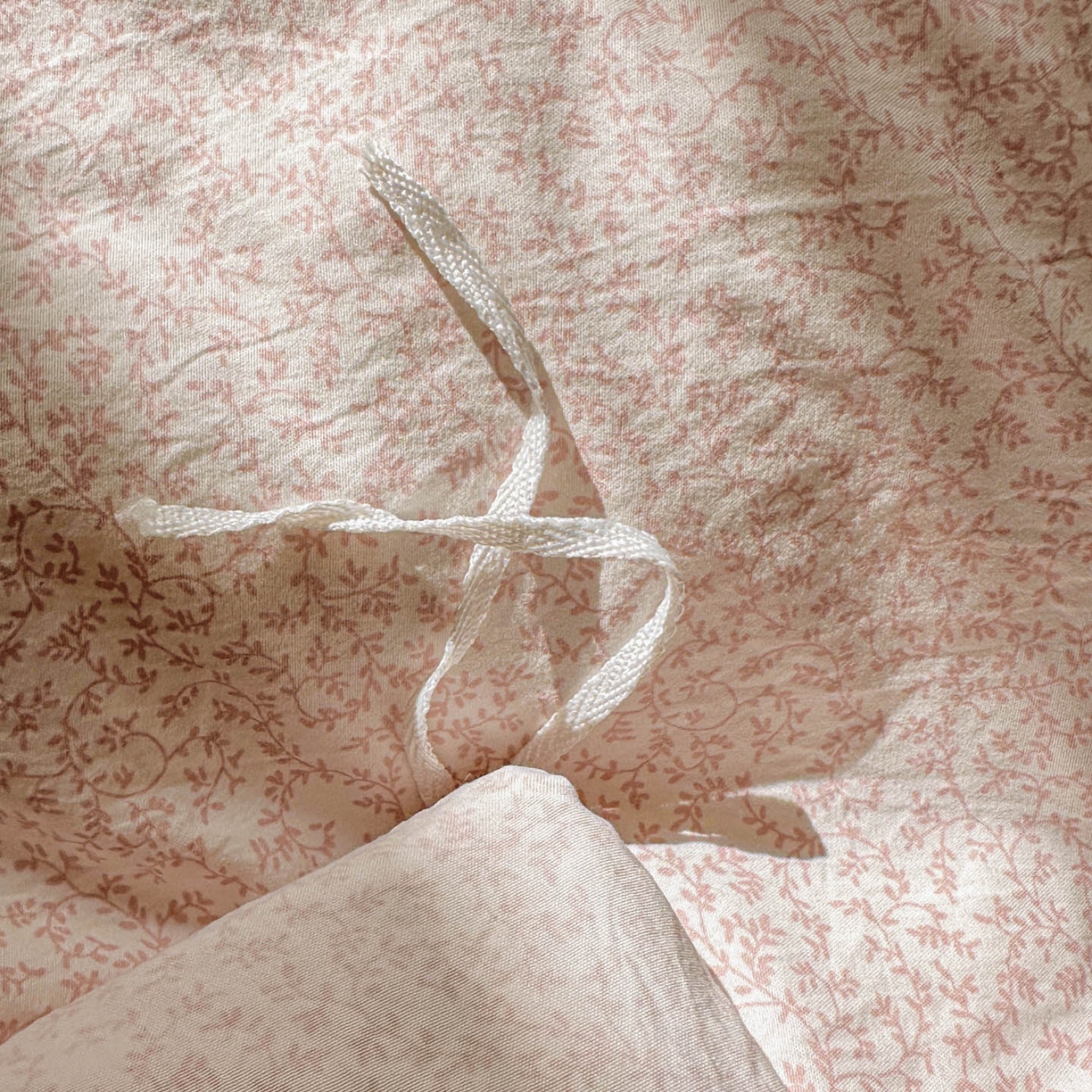 91家纺网 家纺一手货源 找家纺 金梦拉家纺 2026春夏韩版花边款小碎花古法水洗仿棉A类砂洗云小棉四件套 芝士蜜桃