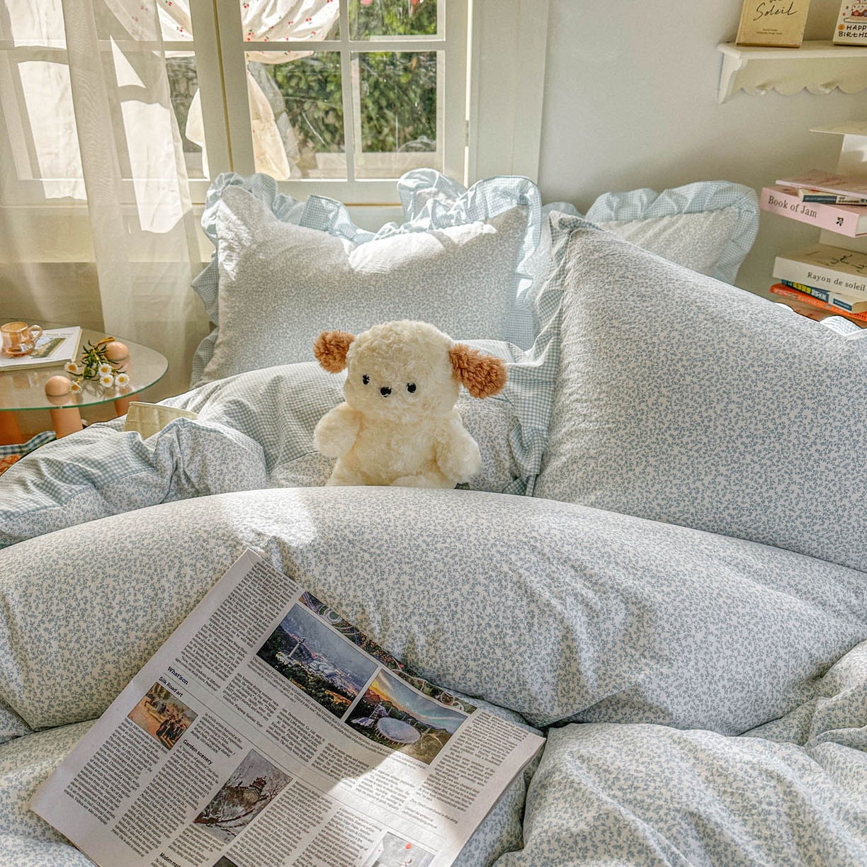 91家纺网 家纺一手货源 找家纺 金梦拉家纺 2026春夏韩版花边款小碎花古法水洗仿棉A类砂洗云小棉四件套 海盐奶蓝