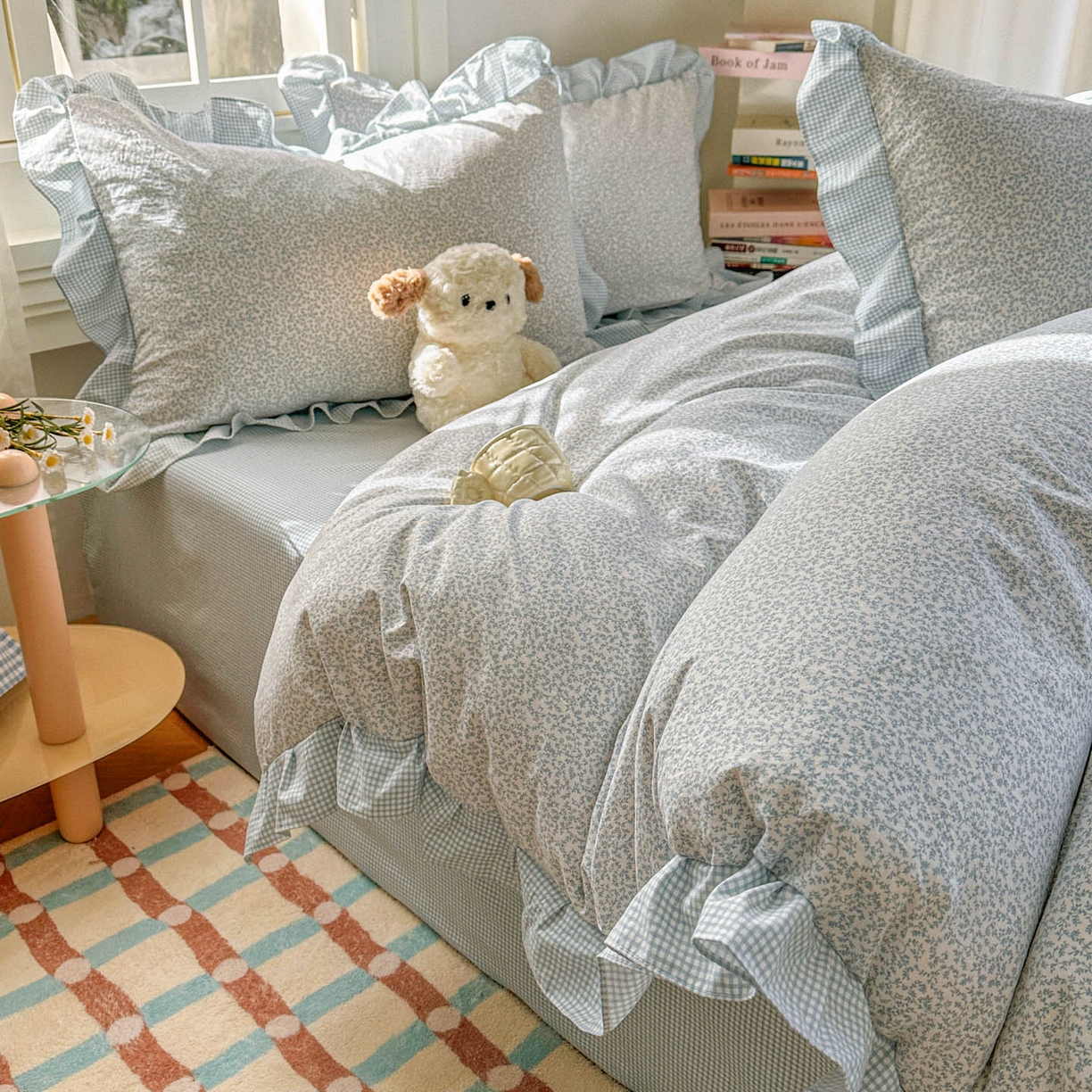 91家纺网 家纺一手货源 找家纺 金梦拉家纺 2026春夏韩版花边款小碎花古法水洗仿棉A类砂洗云小棉四件套 海盐奶蓝