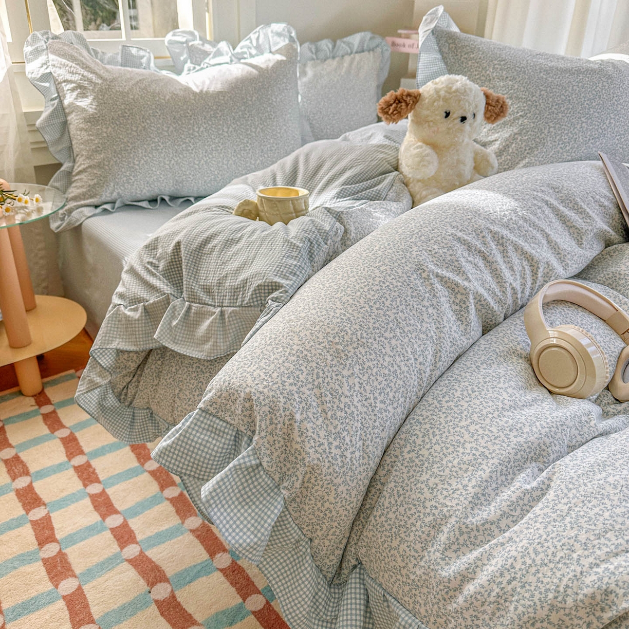 91家纺网 家纺一手货源 找家纺 金梦拉家纺 2026春夏韩版花边款小碎花古法水洗仿棉A类砂洗云小棉四件套 海盐奶蓝