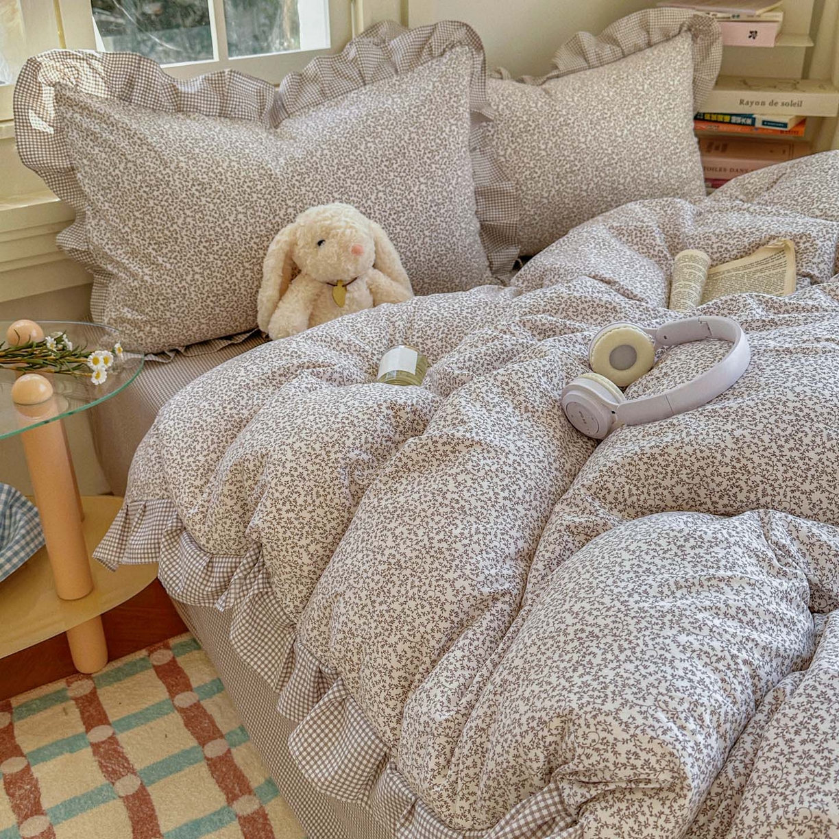 91家纺网 家纺一手货源 找家纺 金梦拉家纺 2026春夏韩版花边款小碎花古法水洗仿棉A类砂洗云小棉四件套 海盐奶咖