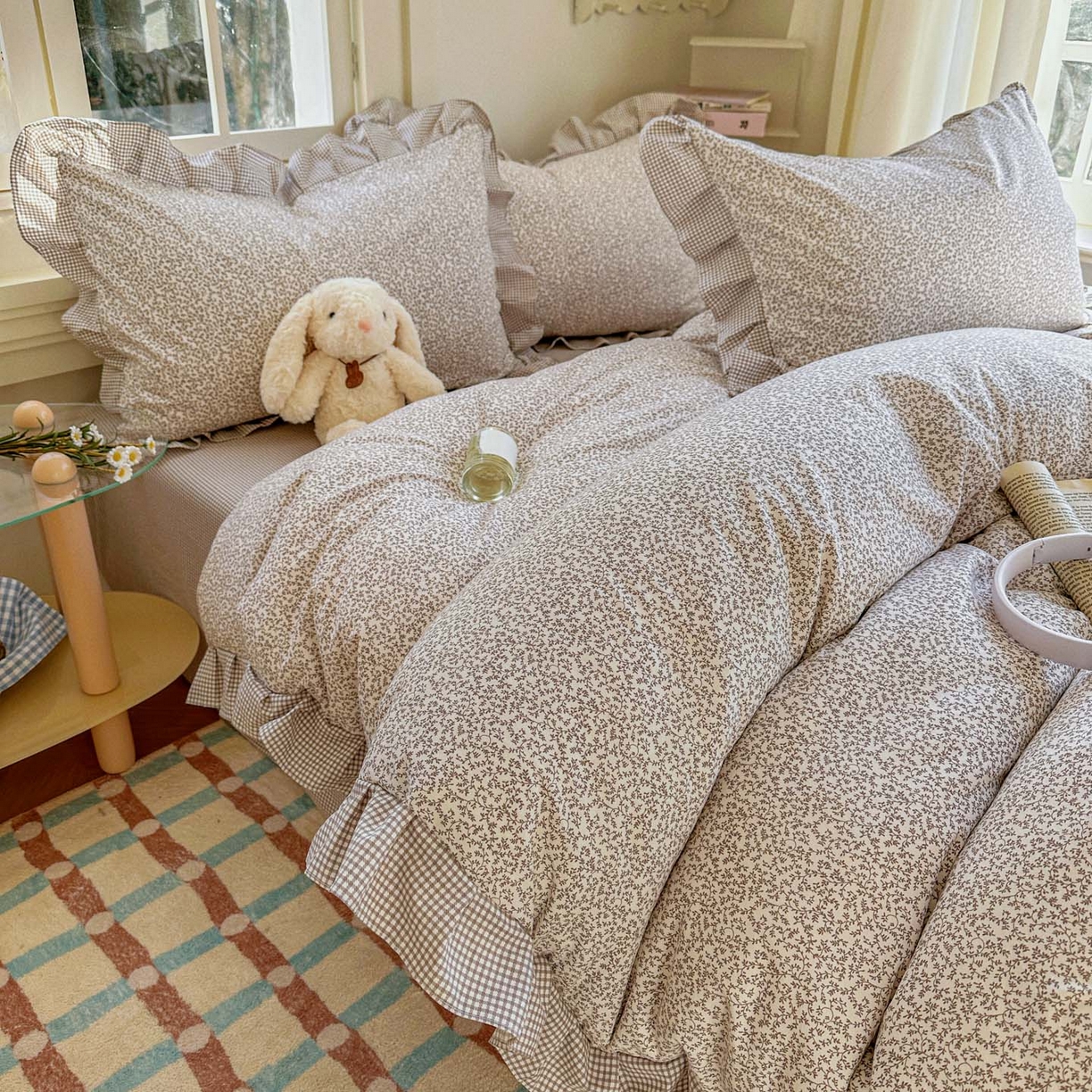 91家纺网 家纺一手货源 找家纺 金梦拉家纺 2026春夏韩版花边款小碎花古法水洗仿棉A类砂洗云小棉四件套 海盐奶咖