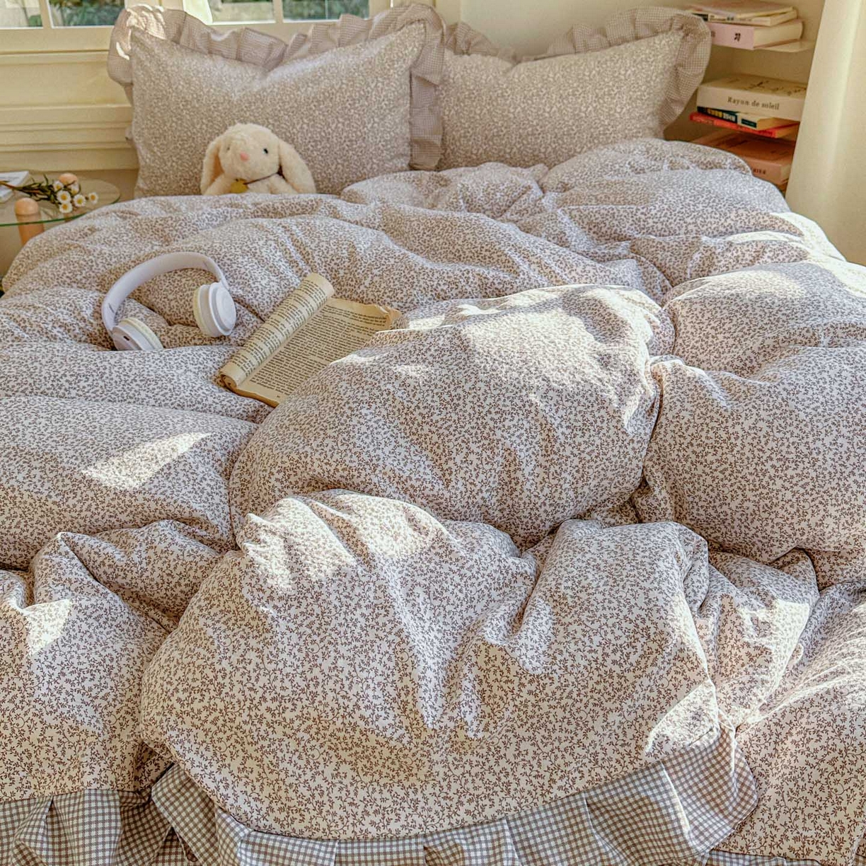 91家纺网 家纺一手货源 找家纺 金梦拉家纺 2026春夏韩版花边款小碎花古法水洗仿棉A类砂洗云小棉四件套 海盐奶咖