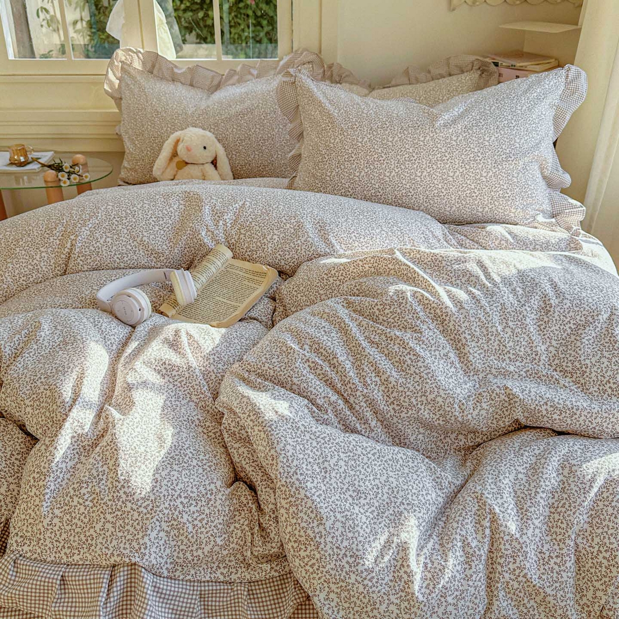 91家纺网 家纺一手货源 找家纺 金梦拉家纺 2026春夏韩版花边款小碎花古法水洗仿棉A类砂洗云小棉四件套 海盐奶咖