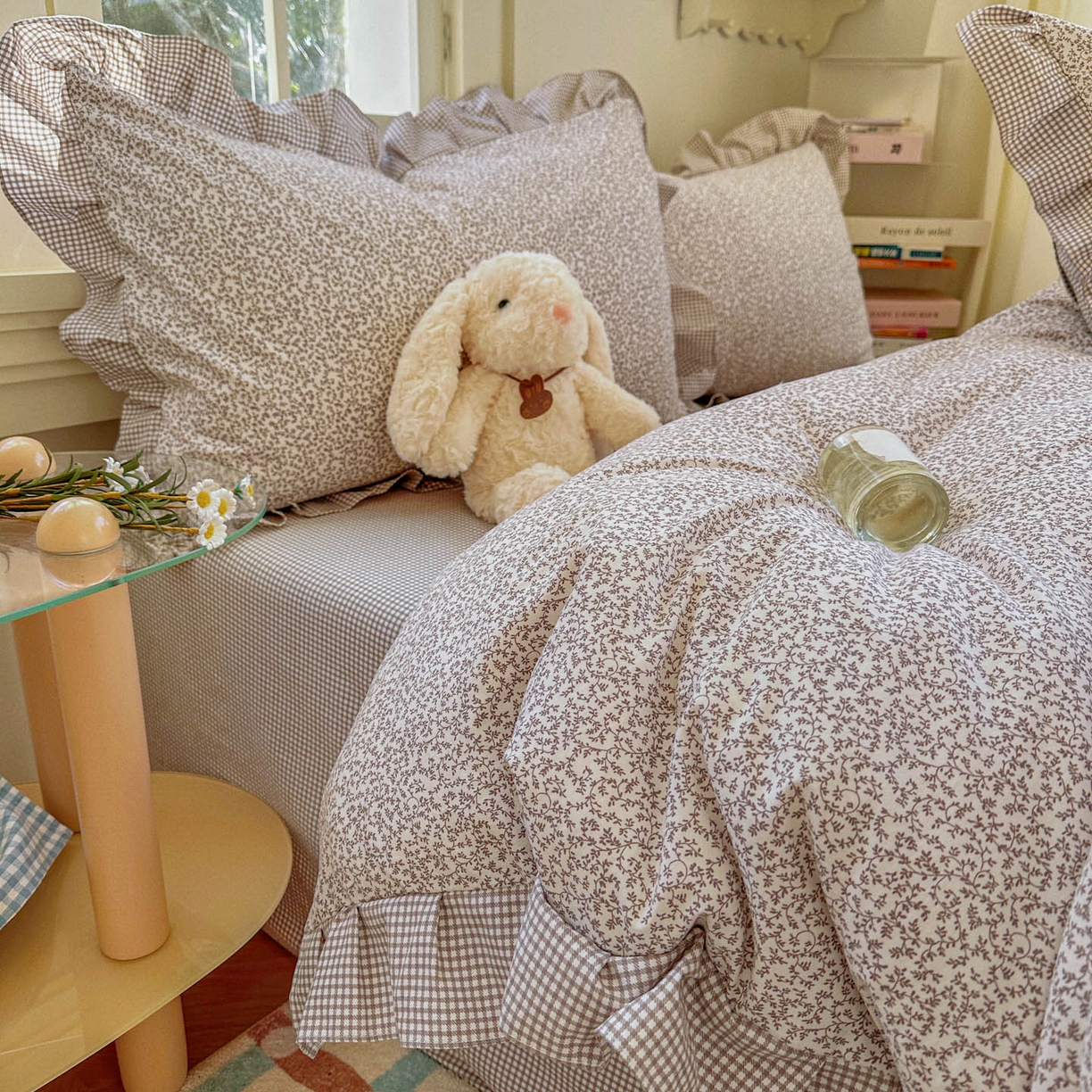 91家纺网 家纺一手货源 找家纺 金梦拉家纺 2026春夏韩版花边款小碎花古法水洗仿棉A类砂洗云小棉四件套 海盐奶咖