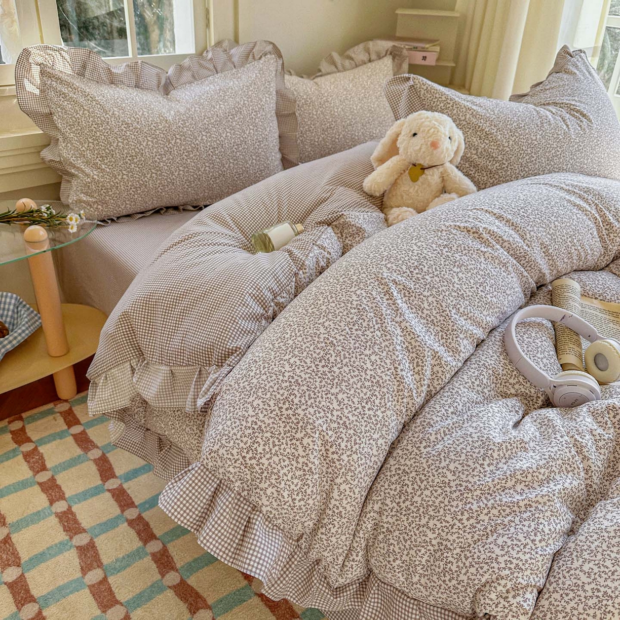 91家纺网 家纺一手货源 找家纺 金梦拉家纺 2026春夏韩版花边款小碎花古法水洗仿棉A类砂洗云小棉四件套 海盐奶咖