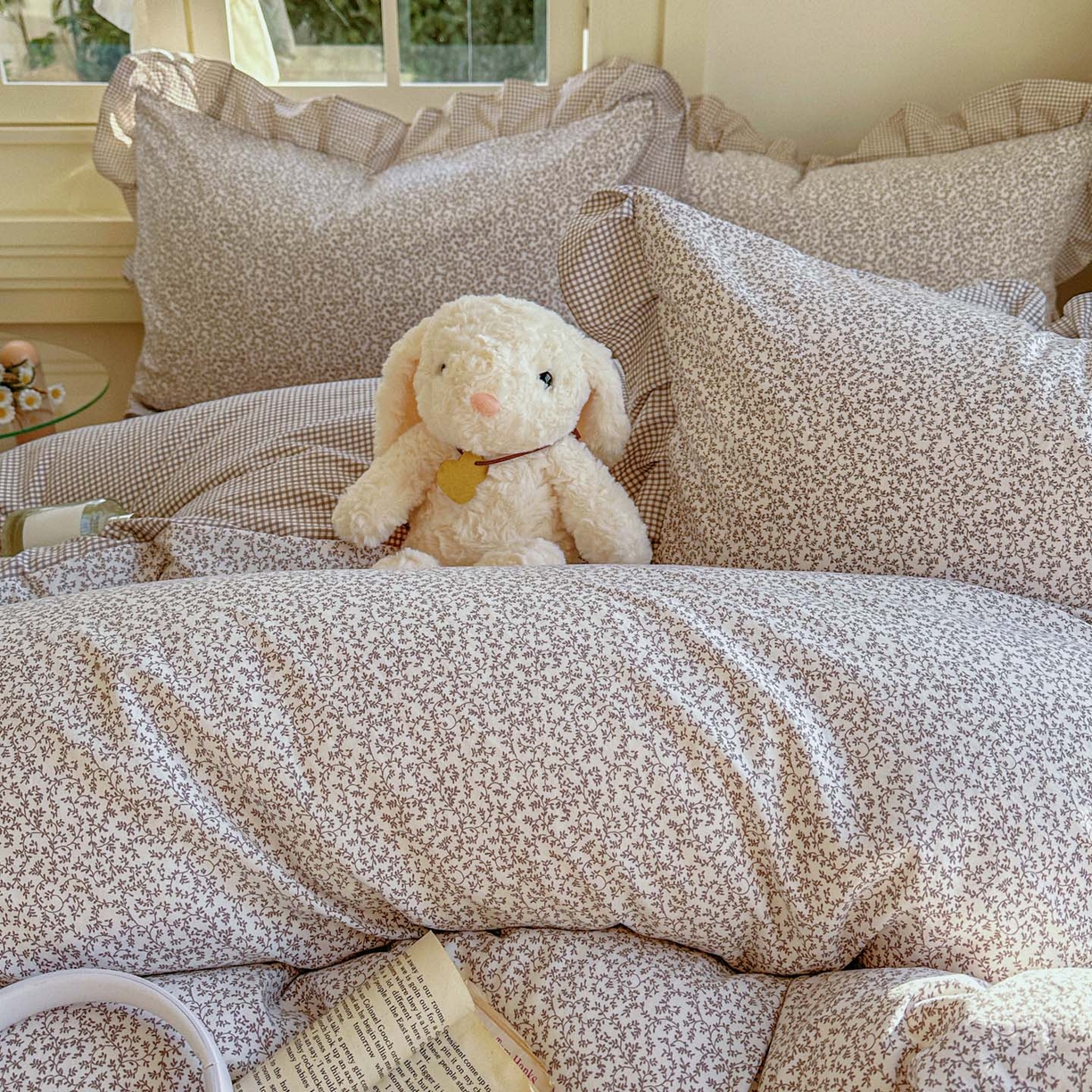 91家纺网 家纺一手货源 找家纺 金梦拉家纺 2026春夏韩版花边款小碎花古法水洗仿棉A类砂洗云小棉四件套 海盐奶咖