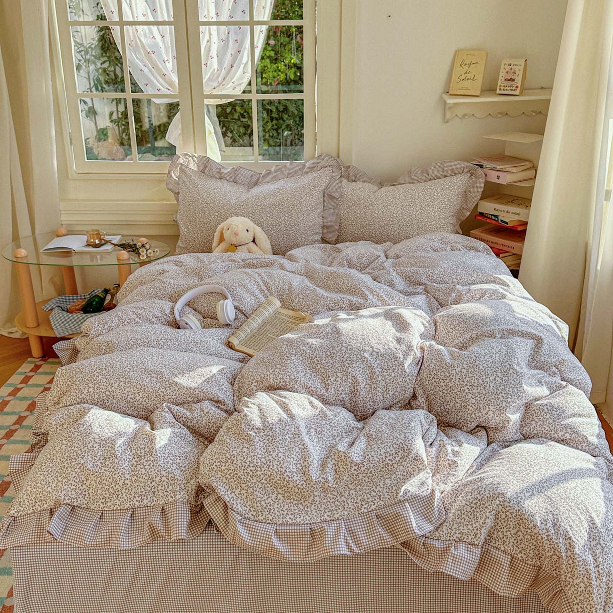 91家纺网 家纺一手货源 找家纺 金梦拉家纺 2026春夏韩版花边款小碎花古法水洗仿棉A类砂洗云小棉四件套 海盐奶咖