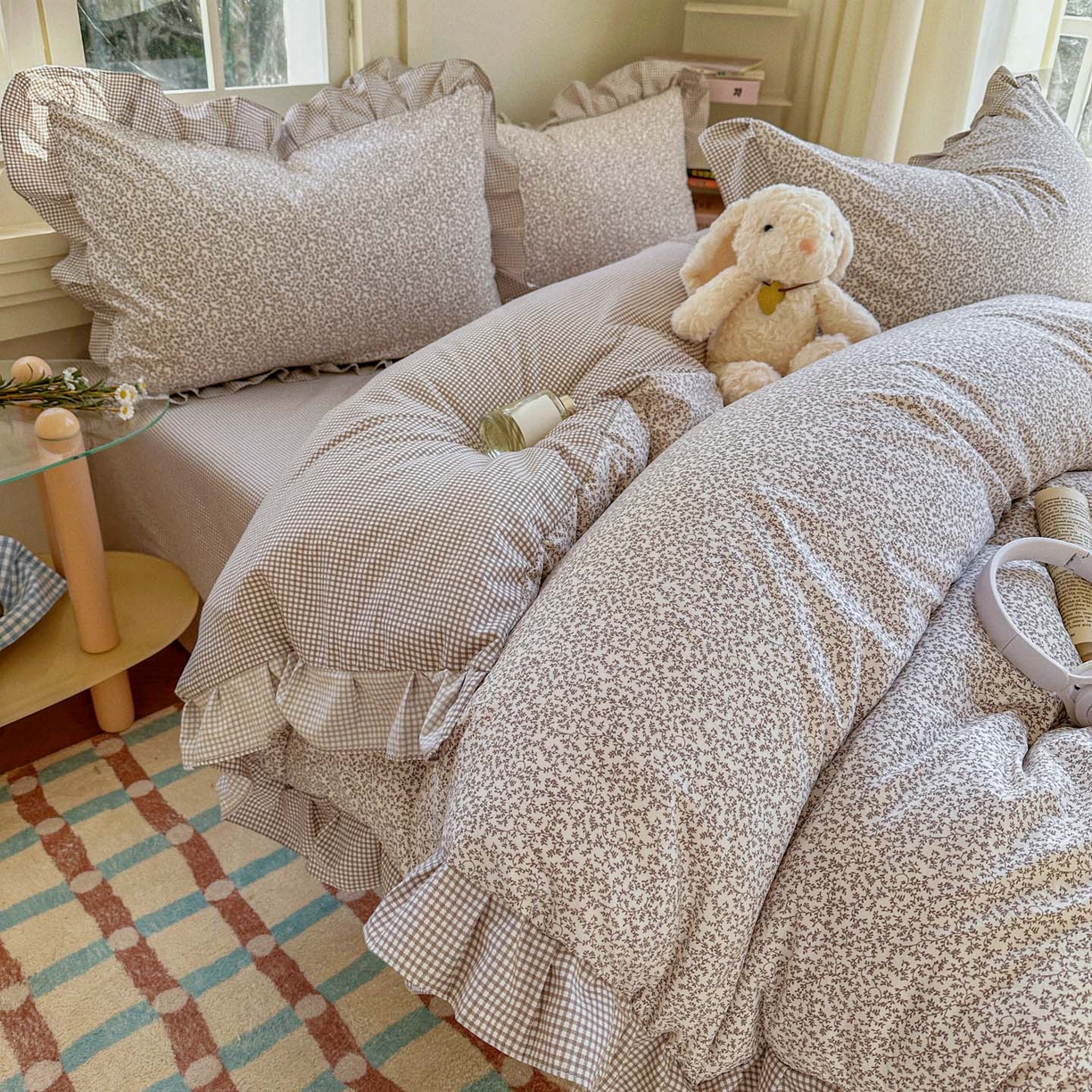 91家纺网 家纺一手货源 找家纺 金梦拉家纺 2026春夏韩版花边款小碎花古法水洗仿棉A类砂洗云小棉四件套 海盐奶咖