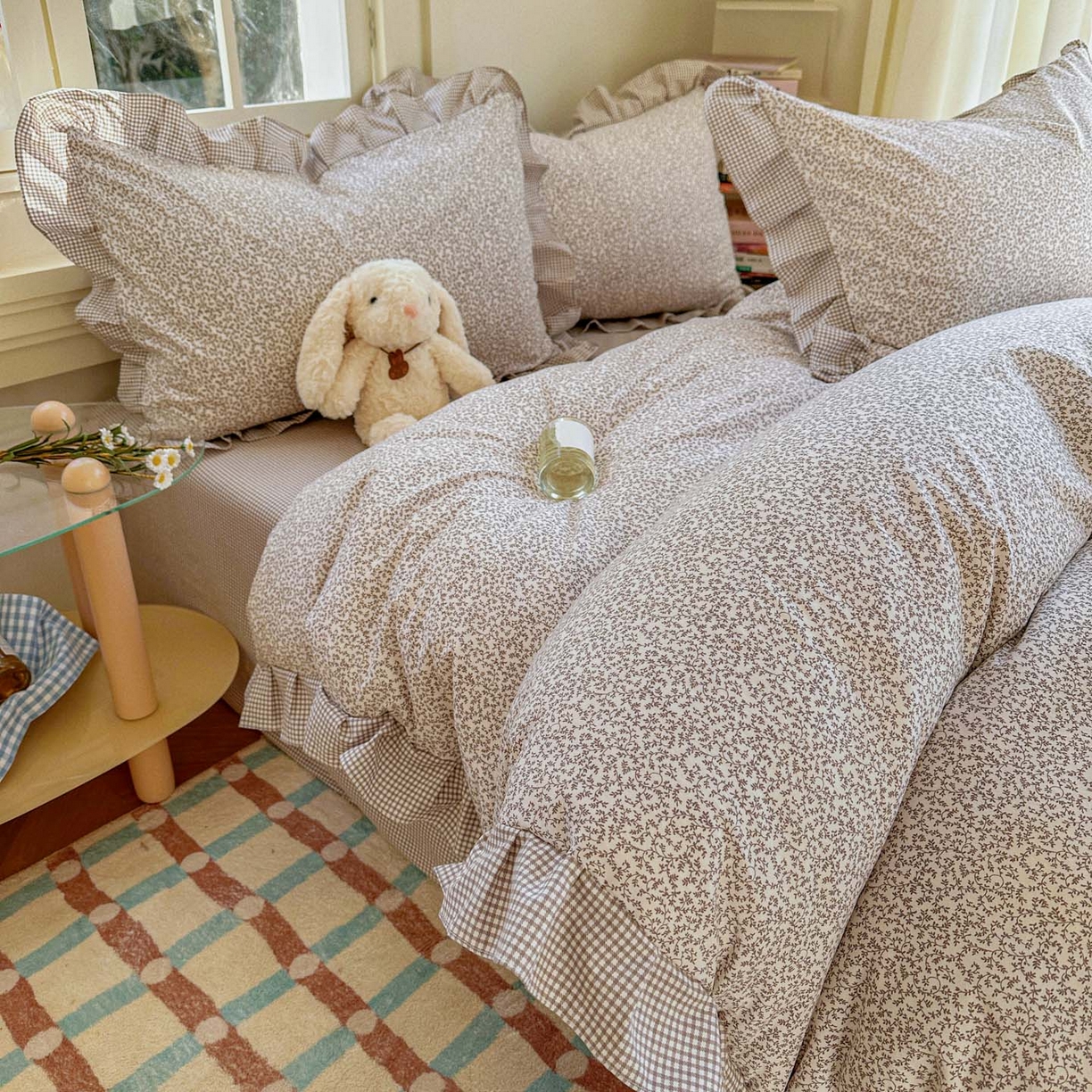 91家纺网 家纺一手货源 找家纺 金梦拉家纺 2026春夏韩版花边款小碎花古法水洗仿棉A类砂洗云小棉四件套 海盐奶咖