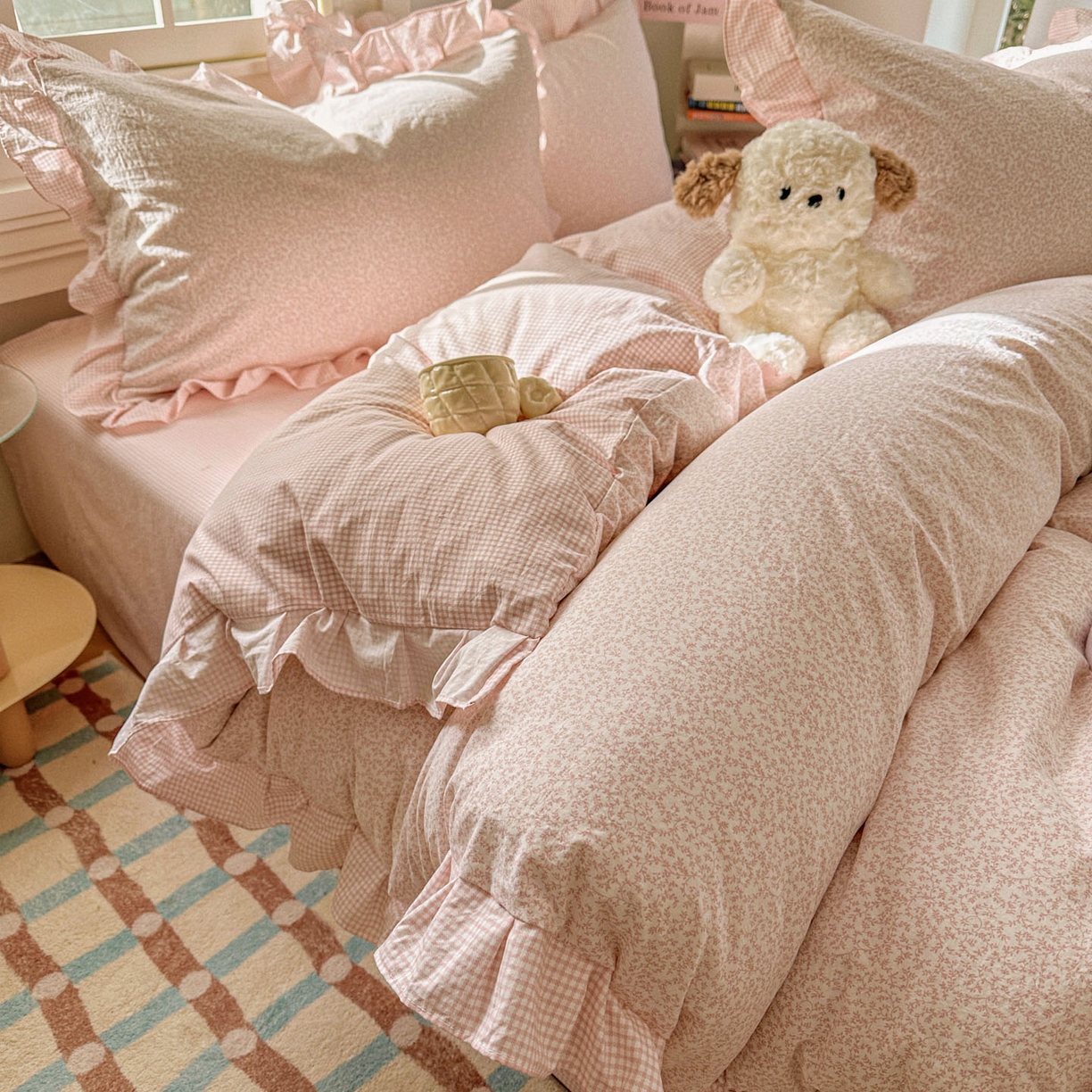 91家纺网 家纺一手货源 找家纺 金梦拉家纺 2026春夏韩版花边款小碎花古法水洗仿棉A类砂洗云小棉四件套 芝士蜜桃