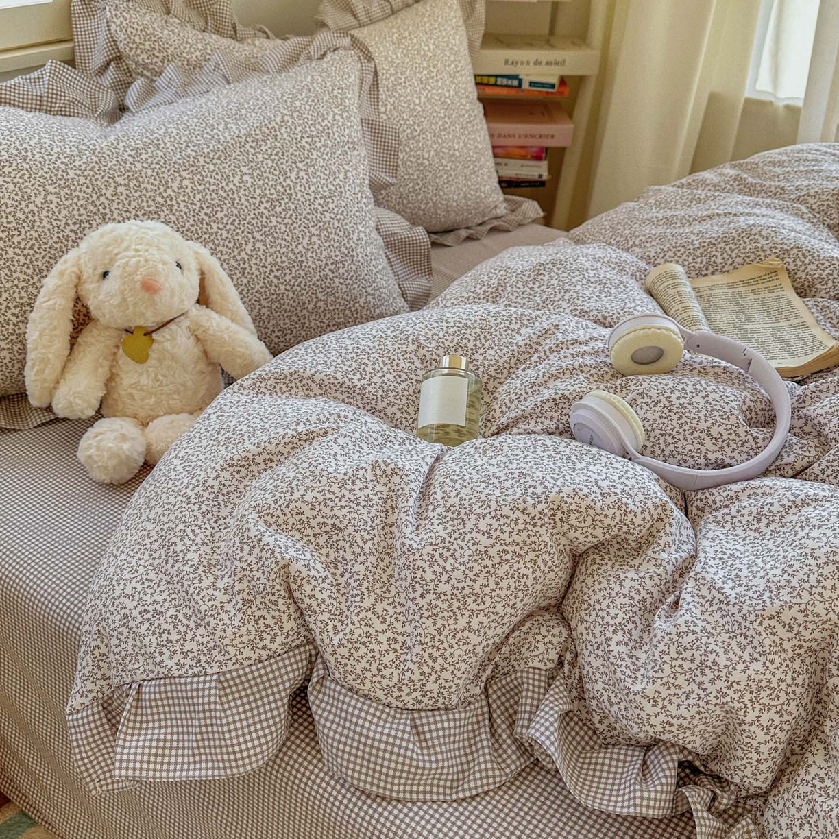 91家纺网 家纺一手货源 找家纺 金梦拉家纺 2026春夏韩版花边款小碎花古法水洗仿棉A类砂洗云小棉四件套 海盐奶咖