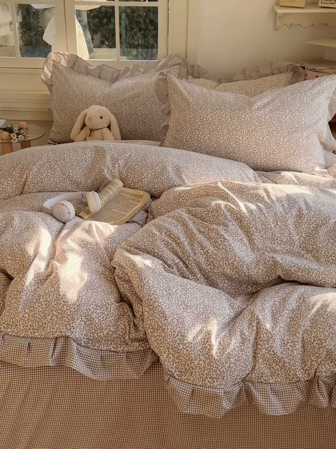 91家纺网 家纺一手货源 找家纺 金梦拉家纺 2026春夏韩版花边款小碎花古法水洗仿棉A类砂洗云小棉四件套 海盐奶咖