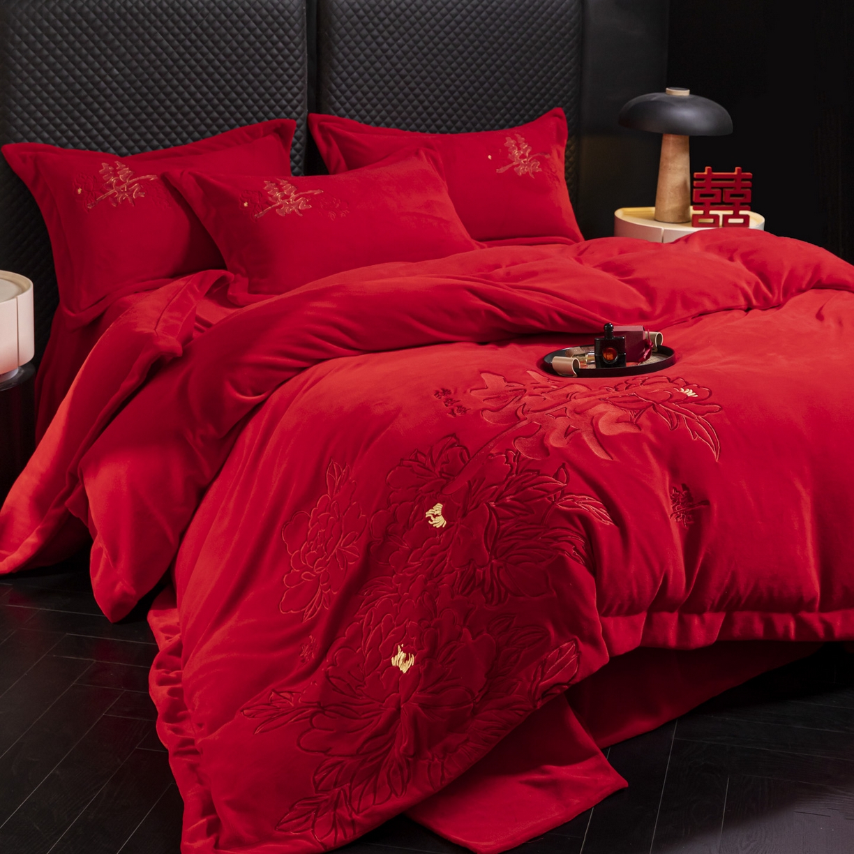 91家纺网 家纺一手货源 找家纺 （总）帝王家纺 2025新款贡缎提花贴布磨毛刺绣婚庆四件套红色结婚床上用品