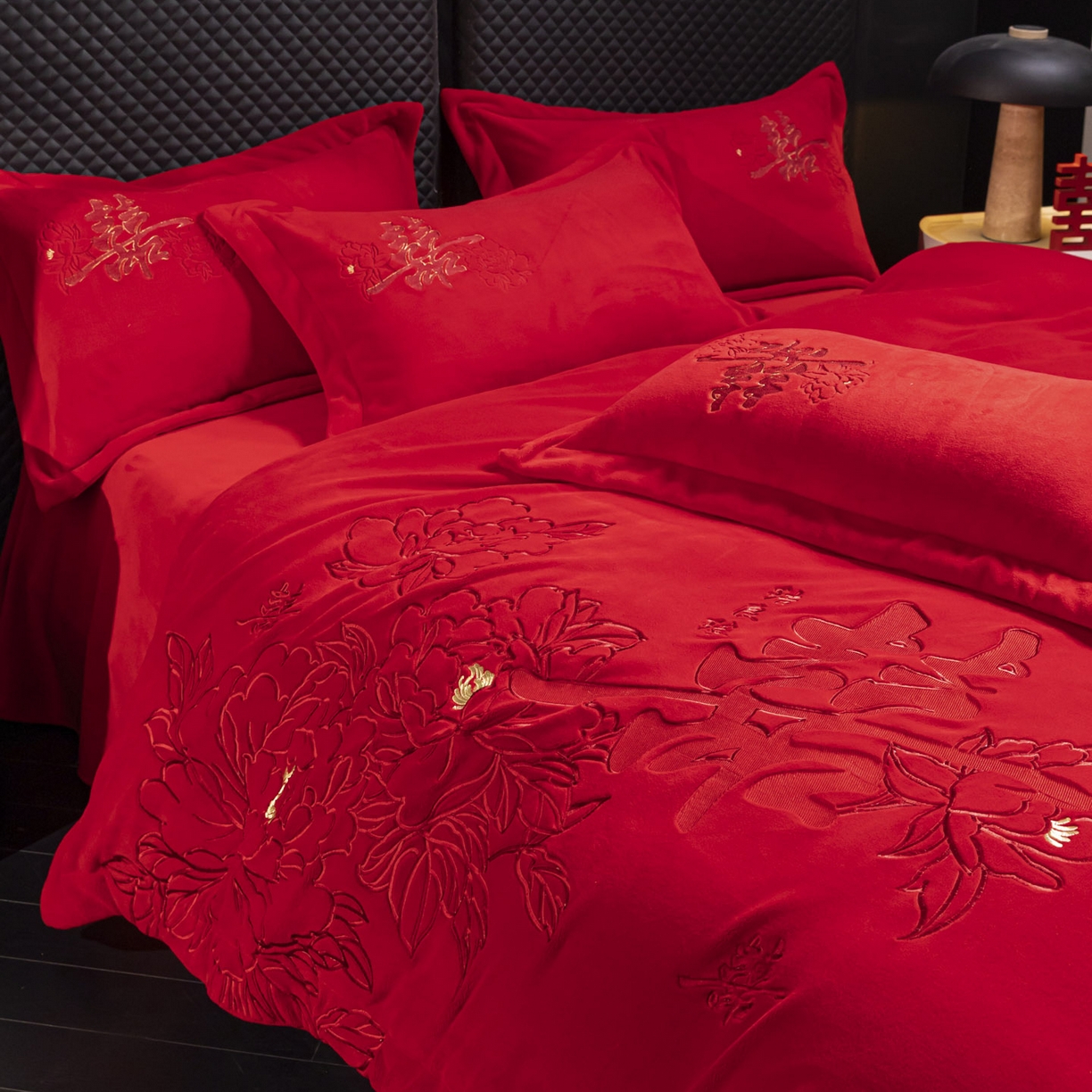 91家纺网 家纺一手货源 找家纺 （总）帝王家纺 2025新款加厚保暖牛奶绒婚庆刺绣四件套珊瑚绒红色结婚床品