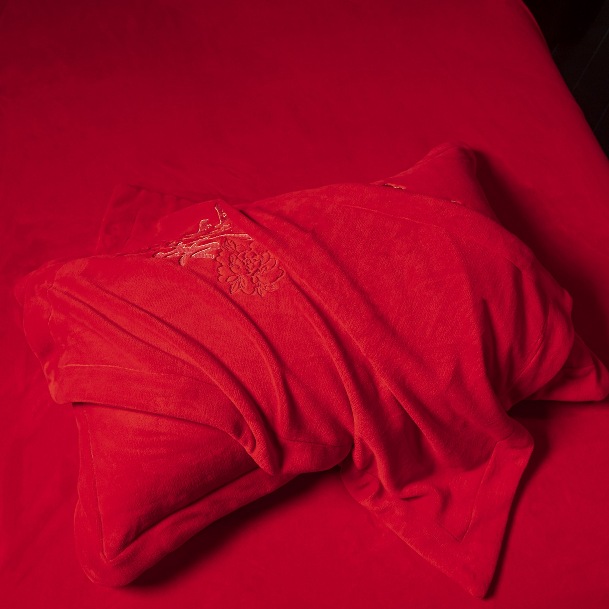 91家纺网 家纺一手货源 找家纺 （总）帝王家纺 2025新款加厚保暖牛奶绒婚庆刺绣四件套珊瑚绒红色结婚床品