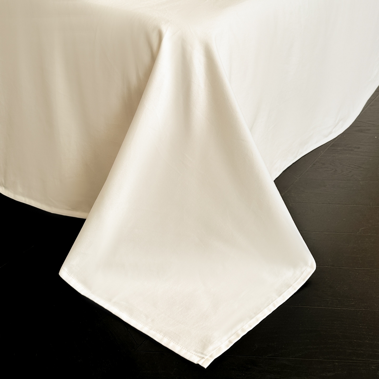 91家纺网 家纺一手货源 找家纺 帝王家纺 2025爆款冬季加厚磨毛刺绣四件套法式少女心新品 花颜-白