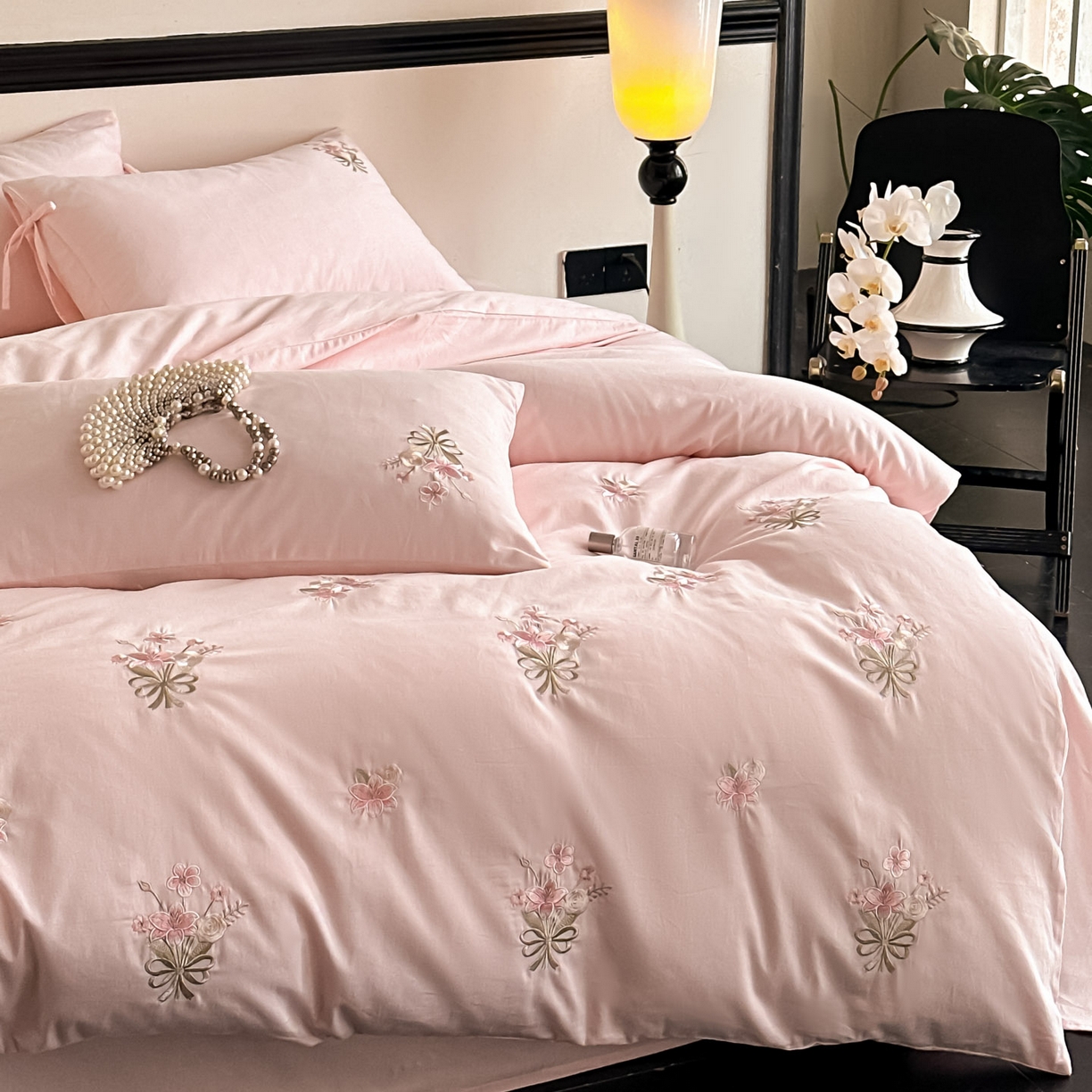 91家纺网 家纺一手货源 找家纺 帝王家纺 2025爆款冬季加厚磨毛刺绣四件套法式少女心新品 花颜-粉