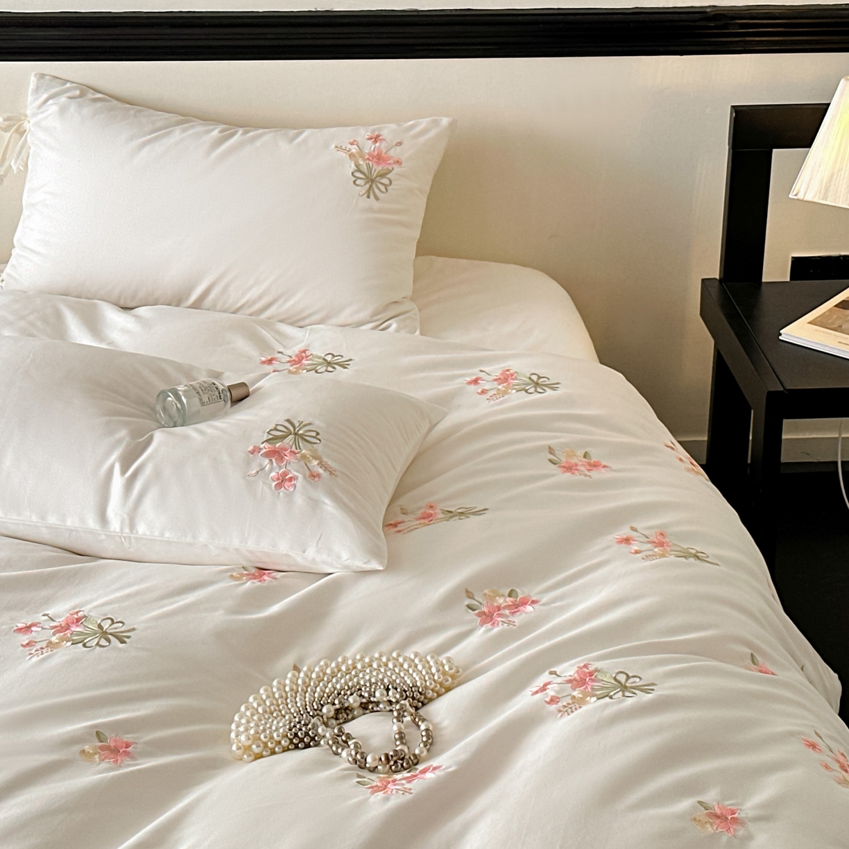 91家纺网 家纺一手货源 找家纺 帝王家纺 2025爆款冬季加厚磨毛刺绣四件套法式少女心新品 花颜-白